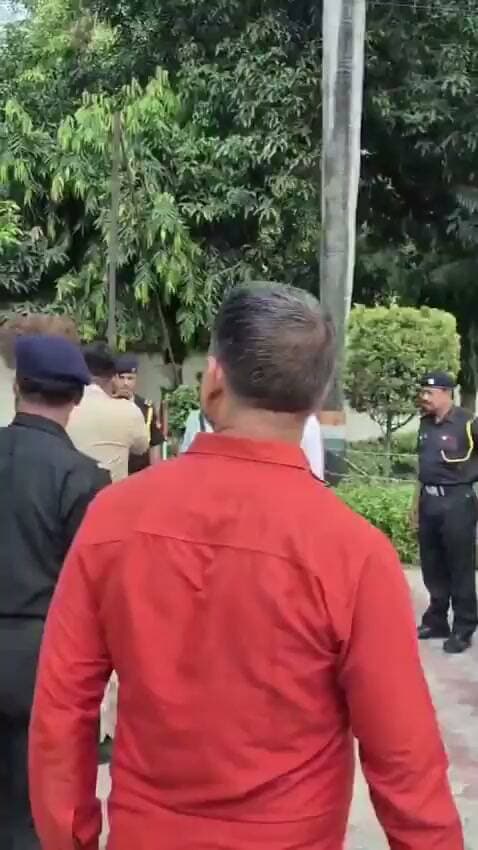 इतनी फोर्स मंगाउंगा, ठंडा कर दूंगा। गोरखपुर पुलिस है ये, मैं बता दे रहा हूं"
गोरखपुर विश्वविद्यालय में भूख हड़ताल पर छात्रों का हंगामा। वहां पहुंचे सब इंस्पेक्टर ने छात्रों को धमकाया।