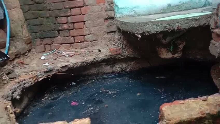 मौदहा विकास खंड के भमौरा गांव में हड़कंप मच गया अचानक टैंक की छत बैठ गई घर में मौजूद लोगों ने महिला को सुरक्षित निकला अभी हाल ही में रिहायशी मकान गिर चुका है यह घटना मंगल वार दो बजे की है.