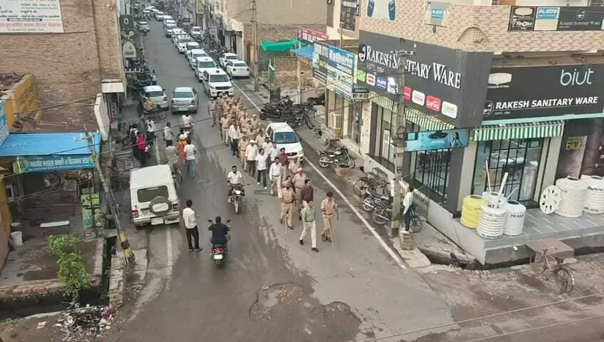 नगर पालिका चुनाव 2026 के मध्यनजर संगरिया में पुलिस का फ्लैग मार्च
श्री शंकर लाल छाबा सीओ संगरिया , एसडीएम संगरिया के नेतृत्व में अमर सिंह SHO संगरिया, तहसीलदार संगरिया सहित पुलिस ज़ाब्ता द्वारा संगरिया क़स्बा में फ्लैग मार्च निकाला गया तथा आमजन को भय मुक्त होकर मतदान करने हेतु संदेश दिया गया।