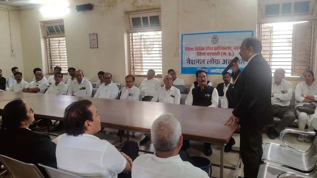 आपसी समझौते से होता है प्रकरणों का निराकरण:श्री महेन्द्र कुमार जैन प्रधान जिला न्यायाधीश
बड़वानी 08 सितम्बर 2026/राष्ट्रीय विधिक सेवा प्राधिकरण नई दिल्ली एवं राज्य विधिक सेवा प्राधिकरण जबलपुर के निर्देशानुसार 12 सितम्बर 2026 को जिला बड़वानी में श्री महेन्द्र कुमार जैन प्रधान जिला एवं सत्र न्यायाधीश/अध्यक्ष जिला विधिक सेवा प्राधिकरण, की अध्यक्षता में जिला बड़वानी के समस्त अधिवक्तागण के साथ अधिवक्ता कक्ष में बैठक आयोजित की गई हैं।
बैठक में अधिवक्तागण को संबोधित करते हुए श्री जैन प्रधान न्यायाधीश ने कहा कि नेशनल लोक अदालत में पक्षकारों के मध्य आपसी समझौते व सहमति के आधार पर होता है प्रकरणों का निराकरण इसमें किसी की जीत व किसी की हार नहीं होती है ना कोई दबाव कोई होता है हारता काई नही है आपसी सदभाव व राजीनामें से प्रकरणों का निराकरण होता है। श्री जैन द्वारा हर वर्ष की भांति इस लोक अदालत में अधिवक्तागण से सहयोग की अपेक्षा की है।
सचिव श्री अमूल मण्डलोई जिला विधिक सेवा प्राधिकरण, बड़वानी द्वारा म.प्र.प.क्षे.वि. वि. कम्पनी लिमि के लिटिगेशन एवं प्रिलिटिगेशन प्रकरणों में एवं नगर पालिका के जलकर, सम्पत्तिकर में शासन द्वारा दी गई छुट को विस्तृत रूप से बताया एव अधिवक्तागण, पक्षकारगण आमजन से अपील की है कि नेशनल लोक अदालत में दी जाने वाली छुट का लाभ उठावे
अध्यक्ष अधिवक्ता संघ श्री सोहनलाल पाटीदार द्वारा 12 सितम्बर 2026 को आयोजित नेशनल लोक अदालत में उनकी वं समस्त अधिवक्तागण से पूर्ण सहयोग का आश्वासन दिया गया।
इस अवसर पर श्री लीलाधर सॉलकी/नोडल अधिकारी, द्वितीय जिला न्यायाधीश श्री राजकुमार वर्मा द्वितीय जिला न्यायाधीश, श्रीमती रेखा आर. चन्द्रवंशी तृतीय जिला न्यायाधीश, श्री चन्दनसिंह चौहान, श्री कपिल वर्मा चतुर्थ जिला न्यायाधीश श्री अमूल मण्डलोई सचिव जिला विधिक सेवा प्राधिकरण, बड़वानी, श्री महेन्द्रसिंह रावत न्यायिक मजि. प्रथम श्रेणी श्री पुष्पेन्द्र भार्गव न्यायिक मजि., सुश्री राजश्री भार्गव न्यायिक मजि. बड़वानी अध्यक्ष अधिवक्ता सघ श्री सोहनलाल पाटीदार,जिला विधिक सहायता अधिकारी श्री रॉबिन दयाल श्री नुरूज्जमा शेख, श्री शैफी शाद, श्री मनोज तिवारी, श्री ए. के उपाध्याय, आदि समस्त अधिवक्तागण व कर्मचारीगण उपस्थित थे।