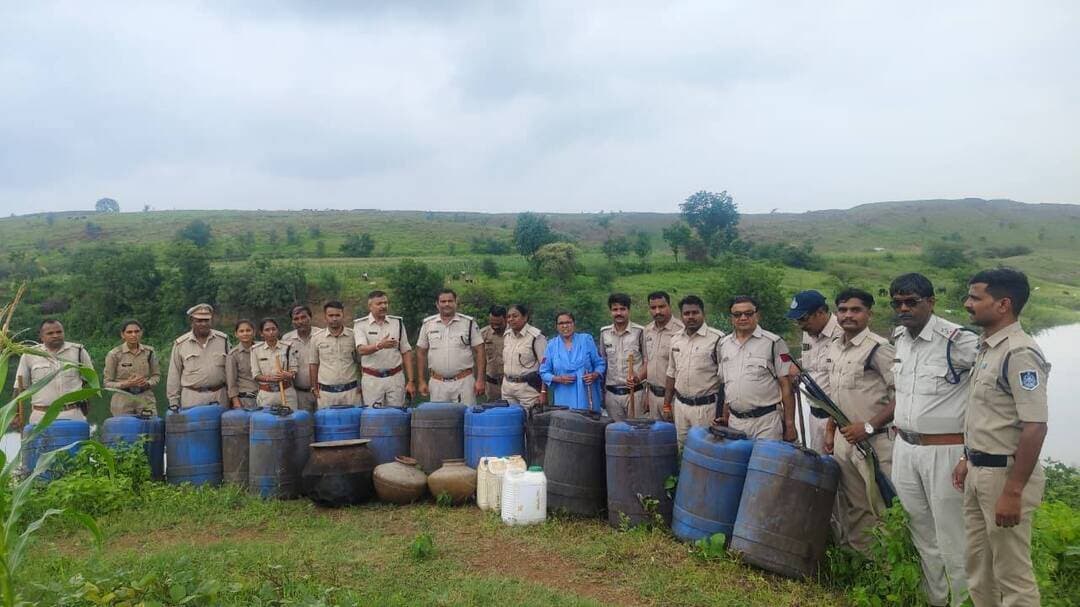 आबकारी विभाग द्वारा अवैध मदिरा निर्माण, बिक्री, परिहवन एवं संग्रहण पर की कार्यवाही
बड़वानी 08 सितम्बर 2026/जिले में अवैध मदिरा की बिक्री, संग्रहण, चोर्यनयन/निर्माण एवं परिवहन पर रोक लगाने हेतु विशेष अभियान के तहत कलेक्टर जिला बड़वानी एवं उपायुक्त आबकारी इंदौर संभाग, इंदौर द्वारा सतत् कार्यवाही के निर्देश दिए गए हैं।
उक्त निर्देशों के परिपालन में जिला आबकारी अधिकारी श्री अशोक कुमार खत्री के मार्गदर्शन एवं सहायक जिला आबकारी अधिकारी श्री राजेश मंडलोई, श्रीमती अभिलाषा सिंगोरिया वर्मा एवं पलसुद थाना प्रभारी विक्रम सिंह बामनिया के नेतृत्व में 08 सितम्बर को जिला आबकारी बल बडवानी, संभागीय उड़नदस्ता इंदौर एवं पुलिस थाना पलसुद के संयुक्त टीम द्वारा ग्राम चिकल्या एवं आछलिया फालिया में नालो के किनारे दबिश देकर कुल 75 बल्क लीटर हाथभट्टी मदिरा जप्त की एवं 2600 किलोग्राम महुआ लहान बरामद कर सैंपल लेकर मौके पर फैलाया गया। उक्त कार्यवाही के दौरान मध्यप्रदेश आबकारी अधिनियम 1915 की धारा 34 (1) के तहत आबकारी विभाग द्वारा कुल 03 प्रकरण पंजीबद्ध किए एवं 01 प्रकरण पुलिस थाना पलसूद द्वारा पंजीबद्ध किया गया।
तत्पश्चात जिला आबकारी बल एवं संभागीय उड़नदस्ता इंदौर के द्वारा ग्राम करामतपुरा में नदी किनारे तीन स्थानों से कुल 47 लीटर हाथभट्टी मदिरा एवं 3350 किलोग्राम महुआ लहान बरामद कर सैंपल लेकर मौके पर फैलाया गया। उक्त कार्यवाही के दौरान मध्यप्रदेश आबकारी अधिनियम 1915 की धारा 34 (1) के तहत आबकारी वृत अंजड़ में 02 प्रकरण पंजीबद्ध किए गए। एवं संभागीय उड़नदस्ता इंदौर संभाग इंदौर द्वारा 1 प्रकरण पंजीबद्ध किया गया। इस प्रकार ग्राम चिकल्या एवं करामतपुरा से कुल 122 बल्क लीटर हाथभट्टी मदिरा जप्त की एवं 5950 किलोग्राम महुआ लहान बरामद कर सैंपल लेकर मौके पर फैलाया गया। जप्त हाथभट्टी मदिरा एवं महुआ लहान की अनुमानित कीमत लगभग 607200/- रुपये है।
कार्यवाही में आबकारी उपनिरीक्षक आकाश निकुम, सौरब कनासे, दिलीप जायसवाल, कमलेश बामनिया, विभा नांदले, आबकारी प्रधान आरक्षक इरफान अली, सुदेश आचार्य, हुकुम पाटीदार, गंगा सोलंकी, आबकारी आरक्षक प्रिया सुल्या, इमलेश पवार, सुयश यादव एवं पंकज भिंडे आदि विशेष योगदान रहा। आबकारी विभाग की अवैध मदिरा के विरुद्ध कार्यवाही लगातार जारी रहेगी।