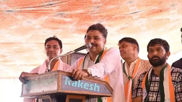 जब राज्य का मुख्यमंत्री ही वार्ड पार्षद प्रत्याशियों के लिए वोट मांगने के लिए आ जाये तो क्या बचता है
नेता प्रतिपक्ष टीकाराम जुली का मुख्यमंत्री पर तंज