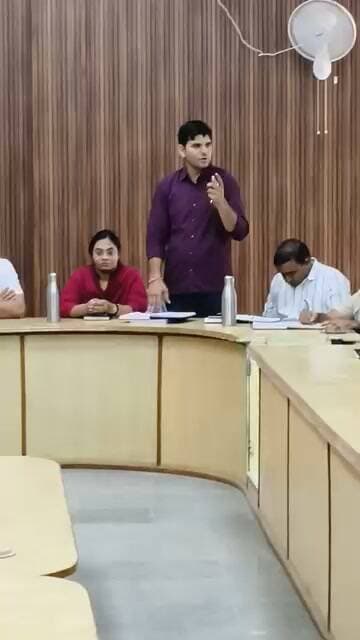 बहरोड़ पंचायत समिति सभागर में निकाय चुनावों को लेकर बहरोड़ उपखंड अधिकारी पंकज बडगूजर की अध्यक्षता में हुई अधिकारियों की बैठक