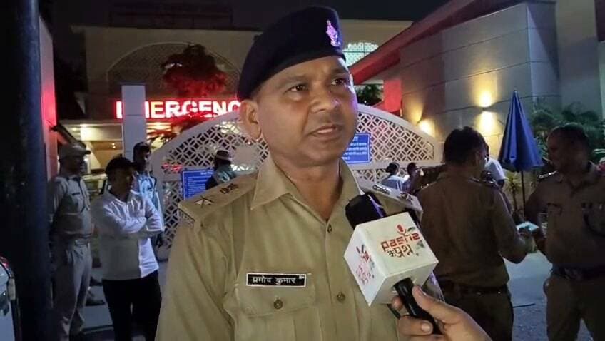 देहरादून के शिमला बाईपास रोड पर बैंक कर्मी पर हुई फायरिंग के मामले में एसपी सिटी ने दिया बयान। पुलिस की टीमें सीसीटीवी फुटेज खंगालने में जुटीं, जल्द होगी आरोपी की गिरफ्तारी।
#DehradunPolice #DehradunNews #UttarakhandPolice #SPCityDehradun #DehradunCrime #BreakingNews #Dehradun