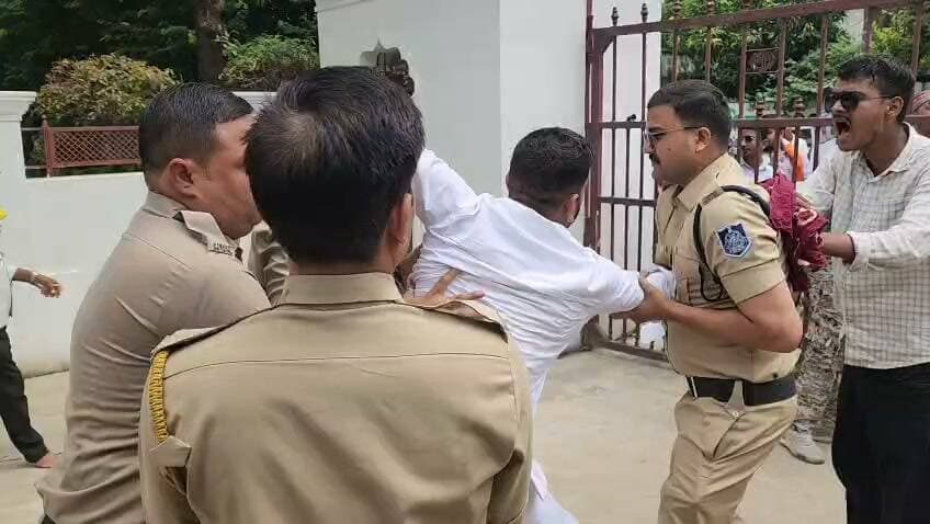 जान चली गई और घुसने नहीं दे रहे हैं