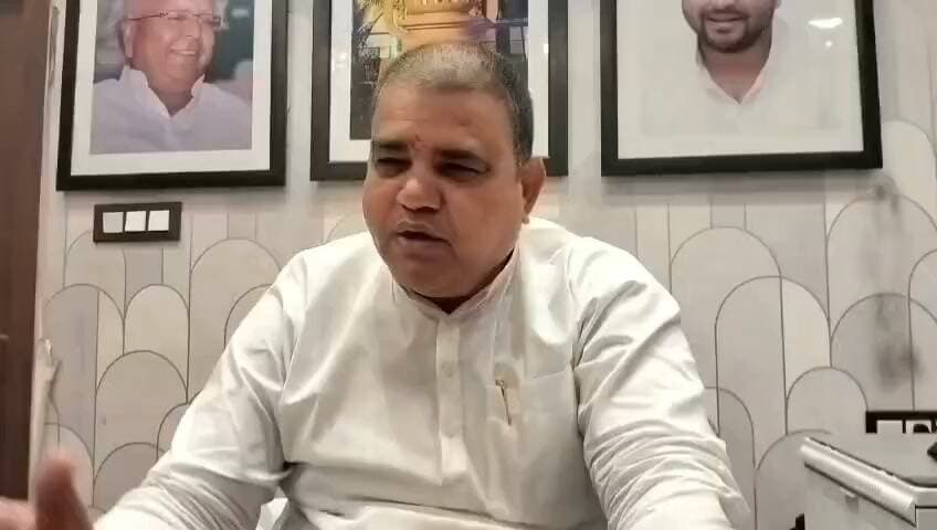 बाढ़ पर सरकार फेल : शक्ति यादव
पटना। राजद प्रवक्ता शक्ति सिंह यादव ने बाढ़ को लेकर सरकार पर हमला बोला। कहा, कई जिलों में पीड़ित बेहाल हैं, सरकार के पास न रोडमैप है न राहत का प्रबंध। कोसी त्रासदी में लालू जी ने विशेष पैकेज दिलाया था, उसी तर्ज पर तेजस्वी ने पीएम को पत्र लिखकर बिहार के लिए विशेष पैकेज मांगा है।