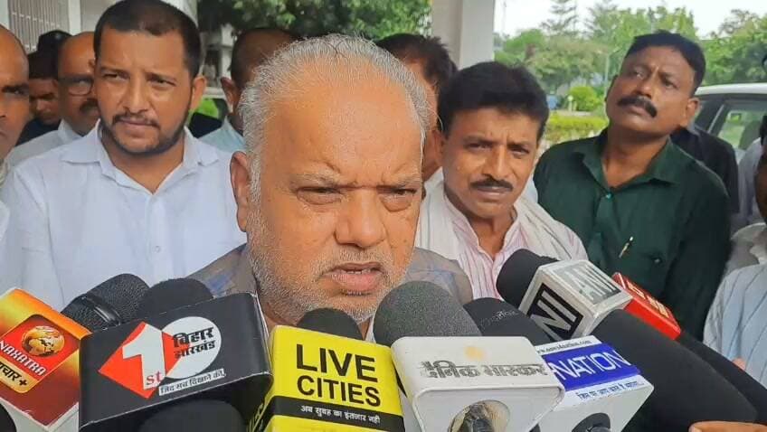 बिहार में बाढ़ पर सियासत तेज। तेजस्वी यादव ने 76% हिस्सा प्रभावित होने का दावा कर PM से राष्ट्रीय आपदा घोषित कर 5000 करोड़ पैकेज की मांग की। मंत्री श्रवण कुमार ने पलटवार कर कहा सरकार सक्षम है, राहत कार्य जारी है, सीएम सम्राट चौधरी खुद मॉनिटरिंग कर रहे हैं। शराबबंदी महिलाओं की मांग पर लागू है, सरकार कायम है।
