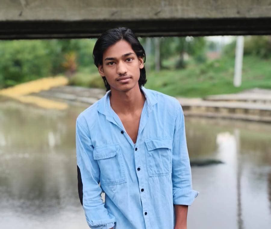 औरंगाबाद के मदनपुर पलकिया के दिलशाद की मदार नदी में डूबने से हुई मौत के बाद प्रशासन ने आपदा प्रबंधन के तहत चार लाख चेक सौंपा।