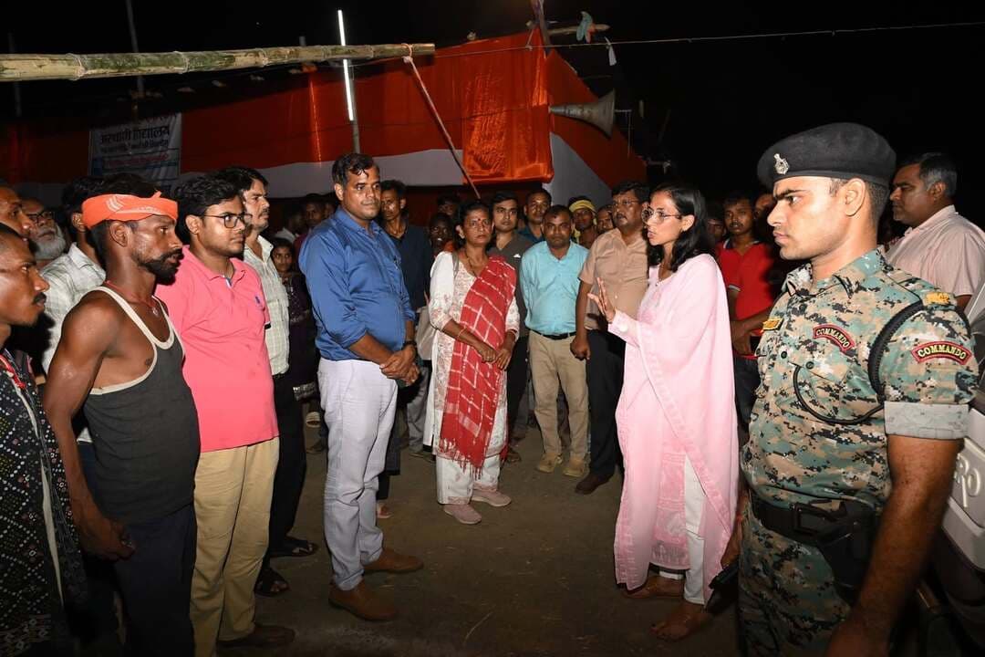 भागलपुर, 8 सितंबर 2026:- बाढ़ प्रभावित क्षेत्रों में जिला प्रशासन द्वारा राहत एवं बचाव कार्य लगातार जारी है। प्रभावित लोगों को आवश्यक सुविधाएं उपलब्ध कराने के साथ-साथ शिक्षा, पशु चारा एवं आपदा से बचाव को लेकर भी व्यापक स्तर पर कार्य किए जा रहे हैं।
बाढ़ प्रभावित बच्चों की पढ़ाई बाधित न हो, इसके लिए पॉलिटेक्निक कॉलेज, जगदीशपुर में अस्थायी विद्यालय का संचालन शुरू कर दिया गया है। यहां बच्चों को नियमित रूप से शैक्षणिक गतिविधियों से जोड़ा जा रहा है। प्रशासन द्वारा अस्थायी विद्यालय की व्यवस्थाओं का भी निरीक्षण किया जा रहा है।
प्रभावित पशुपालकों को राहत पहुंचाने के उद्देश्य से लगभग 150 पशुओं के लिए चारा वितरित किया गया। जिला प्रशासन द्वारा पशुओं के लिए चारा एवं अन्य आवश्यक सुविधाओं की उपलब्धता सुनिश्चित करने हेतु लगातार आवश्यक कदम उठाए जा रहे हैं।
इसी क्रम में आपदा मित्रों द्वारा पॉलिटेक्निक कॉलेज में बाढ़ प्रभावित लोगों को आपदा के दौरान बरती जाने वाली सावधानियों एवं सुरक्षा उपायों के संबंध में प्रशिक्षण दिया गया। प्रशिक्षण के दौरान लोगों को सुरक्षित स्थान पर जाने, बाढ़ के पानी से दूरी बनाए रखने, विद्युत तारों एवं अन्य संभावित खतरों से सावधान रहने तथा आपात स्थिति में प्रशासन एवं बचाव दल से संपर्क करने के संबंध में जानकारी दी गई।
जिलाधिकारी महोदया द्वारा राहत एवं बचाव कार्यों का पॉलिटेक्निक कॉलेज, जगदीशपुर निरीक्षण किया गया। इस दौरान उन्होंने प्रभावित लोगों से सीधे संवाद कर उनकी समस्याओं एवं उपलब्ध कराई जा रही सुविधाओं के संबंध में फीडबैक लिया। जिलाधिकारी ने संबंधित पदाधिकारियों को प्रभावित परिवारों की आवश्यकताओं पर त्वरित कार्रवाई करने तथा राहत कार्यों में किसी प्रकार की कमी नहीं रहने देने का निर्देश दिया।
जिलाधिकारी महोदया ने आमजन से अपील की कि बाढ़ एवं आपदा की स्थिति में घबराएं नहीं, प्रशासन द्वारा जारी निर्देशों का पालन करें तथा सुरक्षा को सर्वोच्च प्राथमिकता दें। किसी भी आपात स्थिति में प्रशासन एवं बचाव दल द्वारा उपलब्ध कराई जा रही सहायता का सहयोगपूर्वक लाभ उठाएं।
जिला प्रशासन द्वारा बाढ़ प्रभावित लोगों की सुरक्षा, राहत एवं आवश्यक सेवाओं की उपलब्धता सुनिश्चित करने के लिए सभी संबंधित विभागों के साथ समन्वय स्थापित कर लगातार कार्य किया जा रहा है।
District Administration Patna
DM Darbhanga
District Administration, Madhubani
Madhepura District Administration
Bhagalpur District Administration
Information & Public Relations Department, Government of Bihar
CMO Bihar