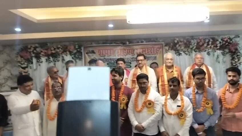 Slug-बलिया में पहली बार होटल एवं मैरेज लॉन एसोसिएशन का गठन, MLC रविशंकर सिंह पप्पू ने पदाधिकारियों दिलाया शपथ-
Reporter- सुरेन्द्र कुमार गुप्ता
Location- बलिया,यूपी
Date- 08-09-2026
Anchor- यूपी के बलिया में होटल एवं मैरेज लॉन एसोसिएशन के शपथ ग्रहण समारोह का आयोजन किया गया। कार्यक्रम में प्रदेश के परिवहन मंत्री दयाशंकर सिंह एवं एमएलसी रविशंकर सिंह समेत कई दिग्गज लोग शामिल हुए।
बताया गया कि बलिया में पहली बार होटल एवं मैरेज लॉन संचालकों ने अपनी समस्याओं और विभिन्न परेशानियों को लेकर एक संगठन का गठन किया है।
इसके सयोजक उत्कर्ष सिंह को बनाया गया। एसोसिएशन का उद्देश्य होटल एवं मैरेज लॉन संचालकों की समस्याओं को एकजुट होकर उठाना और उनके समाधान के लिए प्रभावी तरीके से काम करना है। कार्यक्रम के दौरान नवनिर्वाचित पदाधिकारियों को शपथ दिलाई गई। इस दौरान पदाधिकारियों को टीम वर्क के साथ संगठन के हित में कार्य करने की नसीहत दी गई।
समारोह में होटल संचालकों से जुड़े विभिन्न मुद्दों पर विस्तार से चर्चा हुई। विशेष रूप से प्रशासनिक स्तर पर आने वाली परेशानियों और होटल व्यवसाय से संबंधित समस्याओं को संगठन के माध्यम से उठाने पर जोर दिया गया।
एसोसिएशन के गठन को होटल एवं मैरेज लॉन संचालकों के लिए एकजुट होकर अपनी आवाज उठाने की दिशा में महत्वपूर्ण कदम माना जा रहा है।