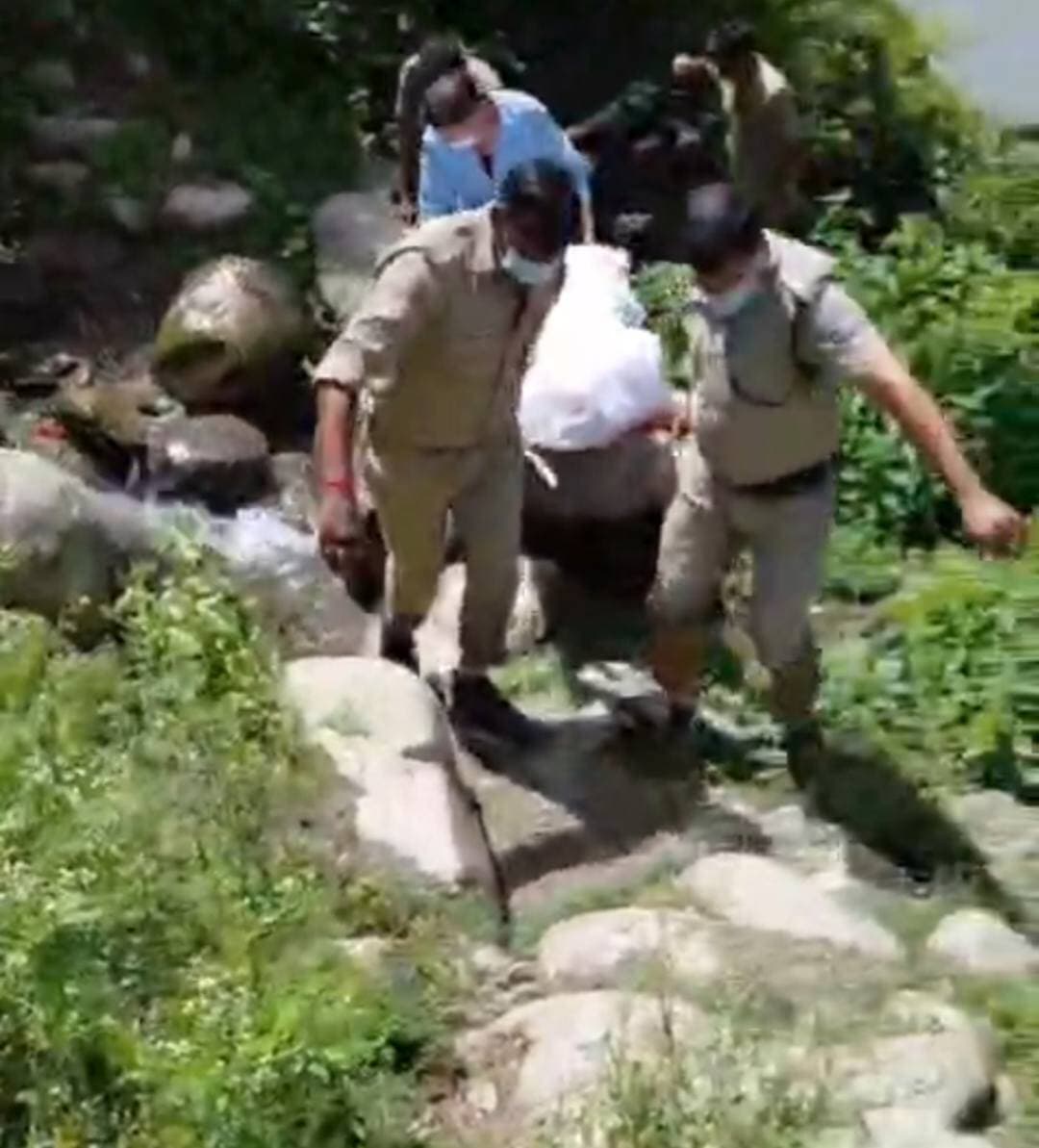 केसरपुर के समीप पश्चिमी नयार नदी में मिला महिला का शव।
जनपद पौड़ी के तहसील सतपुली के अंतर्गत केसरपुर के समीप पश्चिमी नयार नदी में ग्रामीणों द्वारा एक महिला का शव देखा गया। जिसको लेकर ग्रामीणों ने तत्काल पुलिस को सूचित किया। महिला की शिनाख्त बीते 1 सितम्बर को पैठणी नदी में बही महिला के रूप में की गई । थानाध्यक्ष अनिल चौहान ने बताया कि मंगलवार सुबह पश्चिमी नयार नदी में एक महिला के शव के मिलने की सूचना प्राप्त हुई। जिसके बाद सतपुली पुलिस द्वारा मौके पर जाकर देखा गया एवं पूछताछ की गई तथा जिले अन्य थानों से संपर्क कर जानकारी की गई। उक्त महिला की पहचान आशा देवी पत्नी दलबीर उम्र 31 वर्ष निवासी ग्राम पल्ली पट्टी कंडास्यू थाना पैथाणी पौड़ी गढ़वाल के रूप में हुई है। जो 1 सितंबर को पैठानी क्षेत्र में नदी में डूब गई थी परिजनों द्वारा शिनाख्त करने के बाद परिजनों के सुपुर्द किया गया ।