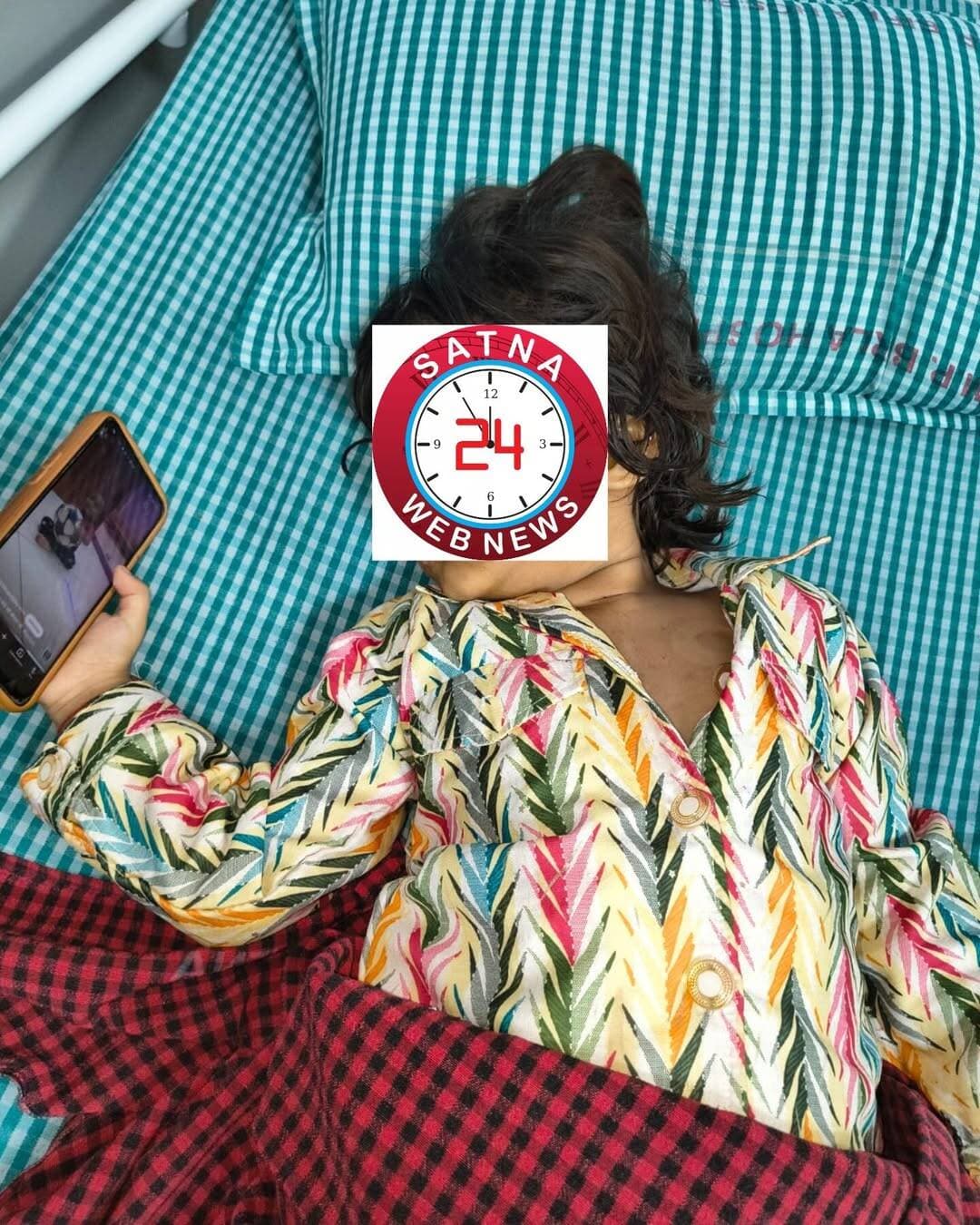 *बिल्ली को कुत्ते से बचाने गई 4 साल की बच्ची पर स्ट्रीट डॉग ने किया हमला, चेहरे में गहरे घाव*
सतना। पड़ोसी पन्ना जिले के देवेन्द्रनगर में एक दर्दनाक घटना सामने आई है। बिल्ली को स्ट्रीट डॉग के जबड़े से छुड़ाने पहुंची 4 साल की बच्ची पर कुत्ते ने हमला कर दिया। हमले में बच्ची के चेहर में गंभीर घाव आए हैं। लहूलुहान हालत में उसे पहले स्थानीय अस्पताल ले जाया गया, जहां प्राथमिक उपचार के बाद सतना के बिरला अस्पताल रेफर किया गया। बच्ची को पीआईसीयू में भर्ती कराया गया है।
जानकारी के मुताबिक रुहानिका रजक (4), पिता राकेश रजक, सोमवार शाम घर के बाहर खेल रही थी। पिता राकेश ने बताया कि बच्ची को जानवरों से काफी लगाव है। इसी दौरान उसने देखा कि एक स्ट्रीट डॉग बिल्ली को अपने जबड़े में दबाए हुए है। रुहानिका बिल्ली को बचाने के लिए उसके पास पहुंची और उसे छुड़ाने की कोशिश करने लगी। इसी दौरान कुत्ते ने बिल्ली को छोड़कर बच्ची पर हमला कर दिया। राकेश रजक वन विभाग में चौकीदार (वन रक्षक) पद पर पदस्थ है।
कुत्ते ने बच्ची के चेहरे को बुरी तरह नोंच लिया। रुहानिका की चीख सुनकर परिजन और आसपास के लोग मौके पर पहुंचे। लोगों को आता देख कुत्ता वहां से भाग गया। परिजन घायल बच्ची को तत्काल स्थानीय अस्पताल लेकर पहुंचे। प्राथमिक उपचार के बाद उसकी हालत को देखते हुए सतना के बिरला अस्पताल लाया गया, जहां उसे पीआईसीयू में भर्ती किया गया है।
