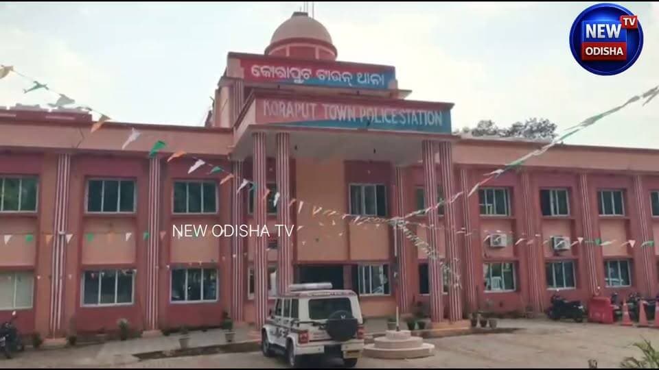 କୋରାପୁଟରେ ଘର ତାଲା ଭାଙ୍ଗି ଚୋରି!
ମାଇନିଂ କଲୋନୀ ଚୋରି ମାମଲାର ପର୍ଦ୍ଦାଫାଶ କଲା ପୋଲିସ। ୪ ଅଭିଯୁକ୍ତ ଗିରଫ, ସୁନା-ରୂପା ଗହଣା ସହ ଖଣ୍ଡା ଓ ଲୁହା କରତ ଜବତ। ଗତ ୭ ତାରିଖ ରାତିରେ କୃଷ୍ଣ ମାଝୀଙ୍କ ଘରୁ ନଗଦ ୬ ହଜାର ଟଙ୍କା ଓ ସୁନା ଗହଣା ଚୋରି ହୋଇଥିଲା। ଏତଲା ପରେ ତଦନ୍ତ କରି ୪ ଜଣଙ୍କୁ ଗିରଫ କରିଛି ଟାଉନ୍ ଥାନା ପୋଲିସ।
📌 ଜବତ: ୨ଟି ସୁନା କାନଫୁଲ, ୨ଟି ରୂପା ଝୁଣ୍ଟି, ୧ଟି ଲୁହା କରତ ଓ ୧ଟି ଲୁହା ଖଣ୍ଡା।
⚖️ ସମସ୍ତ ଅଭିଯୁକ୍ତଙ୍କୁ ଆଜି କୋର୍ଟ ଚାଲାଣ କରାଯାଇଛି।
#Koraput #KoraputNews #CrimeNews #PoliceAction #TheftCase #OdishaNews #koraputpolice #Odisha #newodishatv