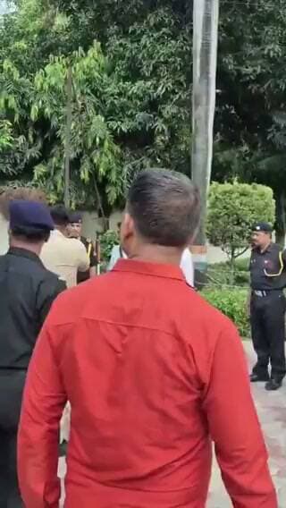 "इतनी फोर्स मंगाउंगा, ठंडा कर दूंगा, गोरखपुर पुलिस है ये, मैं बता दे रहा हूं"
गोरखपुर विश्वविद्यालय में भूख हड़ताल पर छात्रों का हंगामा
वहां पहुंचे सब इंस्पेक्टर ने छात्रों को कुछ इस तरह धमकाया #रोमीसाहनी #paliakalan #followers #highlights