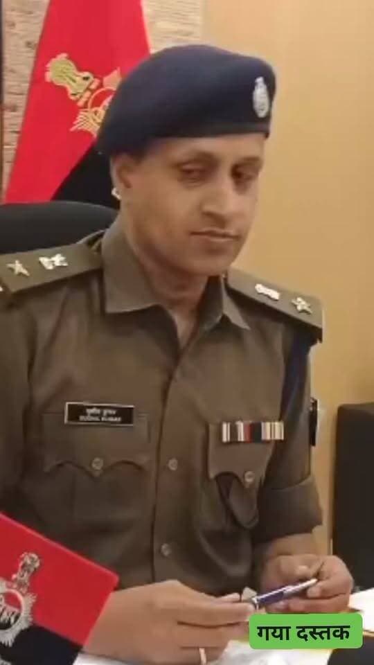 गया पुलिस की बड़ी कार्रवाई: 9 पुलिसकर्मी निलंबित गया पुलिस में देर से लौटी ड्यूटी तो गिरी गाज! SSP सुशील कुमार ने 9 पुलिसकर्मियों को किया निलंबित
गया। पुलिस ड्यूटी में लापरवाही और अनुशासनहीनता को लेकर गया पुलिस ने सख्त रुख अपनाया है। वरीय पुलिस अधीक्षक (SSP) सुशील कुमार ने मंगलवार देर रात जानकारी देते हुए बताया कि अवकाश समाप्त होने के बाद निर्धारित समय पर ड्यूटी पर वापस योगदान नहीं देने वाले कुल 9 पुलिसकर्मियों को निलंबित किया गया है। इनमें एक पुलिस अवर निरीक्षक (पु0अ0नि0), एक सहायक अवर निरीक्षक (स0अ0नि0) और सात सिपाही शामिल हैं। कार्रवाई के बाद पुलिस महकमे में हड़कंप की स्थिति है।
जानकारी के अनुसार पुलिस केन्द्र, गया में वरीय पुलिस अधीक्षक सुशील कुमार द्वारा जाँच की गई। इस दौरान पुलिसकर्मियों की ड्यूटी पर वापसी और योगदान से संबंधित स्थिति की समीक्षा की गई। जाँच में सामने आया कि नौ पुलिसकर्मी निर्धारित समय पर अवकाश से वापस लौटकर अपनी ड्यूटी पर योगदान नहीं दिए थे। इसे गंभीर अनुशासनहीनता मानते हुए सभी नौ पुलिसकर्मियों के खिलाफ निलंबन की कार्रवाई की गई।
एक साथ 9 पर कार्रवाई, महकमे में सख्त संदेश
एक ही मामले में नौ पुलिसकर्मियों पर हुई कार्रवाई को पुलिस विभाग में अनुशासन को लेकर सख्ती के तौर पर देखा जा रहा है। कार्रवाई के दायरे में अधिकारी से लेकर सिपाही तक शामिल हैं। इससे साफ संकेत गया है कि ड्यूटी के मामले में पद या रैंक के आधार पर किसी प्रकार की ढिलाई नहीं बरती जाएगी।
SSP सुशील कुमार ने पुलिस पदाधिकारियों एवं कर्मियों को स्पष्ट निर्देश दिया है कि वे अपने कर्तव्य के प्रति अनुशासित, सजग और जिम्मेदार रहें। पुलिस सेवा में समय की पाबंदी और ड्यूटी के प्रति प्रतिबद्धता को बेहद महत्वपूर्ण माना जाता है। ऐसे में निर्धारित समय पर अवकाश से वापस नहीं लौटना विभागीय अनुशासन के विपरीत माना गया।
ड्यूटी में लापरवाही पर आगे भी होगी कार्रवाई
गया पुलिस की इस कार्रवाई से पुलिसकर्मियों के बीच स्पष्ट संदेश गया है कि ड्यूटी में किसी भी प्रकार की लापरवाही बर्दाश्त नहीं की जाएगी। वरीय अधिकारियों की ओर से लगातार पुलिस पदाधिकारियों और जवानों को अपने दायित्वों के प्रति गंभीर रहने की हिदायत दी जा रही है।
पुलिस विभाग में अनुशासन बनाए रखने के लिए समय-समय पर अधिकारियों द्वारा निरीक्षण और जाँच की जाती है। इसी क्रम में पुलिस केन्द्र, गया में हुई जाँच के दौरान निर्धारित समय पर ड्यूटी पर योगदान नहीं देने का मामला सामने आया, जिसके बाद संबंधित कर्मियों के खिलाफ विभागीय कार्रवाई की गई।
SSP की सख्ती से पुलिसकर्मियों में बढ़ी जिम्मेदारी की भावना
SSP सुशील कुमार द्वारा की गई इस कार्रवाई को पुलिस व्यवस्था में जवाबदेही तय करने की दिशा में महत्वपूर्ण कदम माना जा रहा है। पुलिसकर्मियों से अपेक्षा की जाती है कि वे किसी भी परिस्थिति में अपने कर्तव्य के प्रति सजग रहें और विभाग द्वारा निर्धारित नियमों एवं समय-सीमा का पालन करें। गया पुलिस की ओर से स्पष्ट किया गया है कि सभी पुलिस पदाधिकारी और कर्मी अपने कर्तव्य का निर्वहन पूरी निष्ठा और अनुशासन के साथ करें। अवकाश, ड्यूटी और योगदान से जुड़े नियमों का पालन करना प्रत्येक पुलिसकर्मी की जिम्मेदारी है। निर्धारित समय पर ड्यूटी पर वापस नहीं आने के मामले में हुई यह कार्रवाई इसी जिम्मेदारी को रेखांकित करती है।
कुल मिलाकर, गया में 9 पुलिसकर्मियों का निलंबन पुलिस महकमे में अनुशासन को लेकर SSP सुशील कुमार के सख्त तेवर का संकेत है। इस कार्रवाई के जरिए पुलिसकर्मियों को साफ संदेश दिया गया है कि ड्यूटी में लापरवाही की कीमत कार्रवाई के रूप में चुकानी पड़ सकती है।
#गयाजी
#गया_हो
#CrimeNews
#GayaPolice
#बिहार
#gayajii