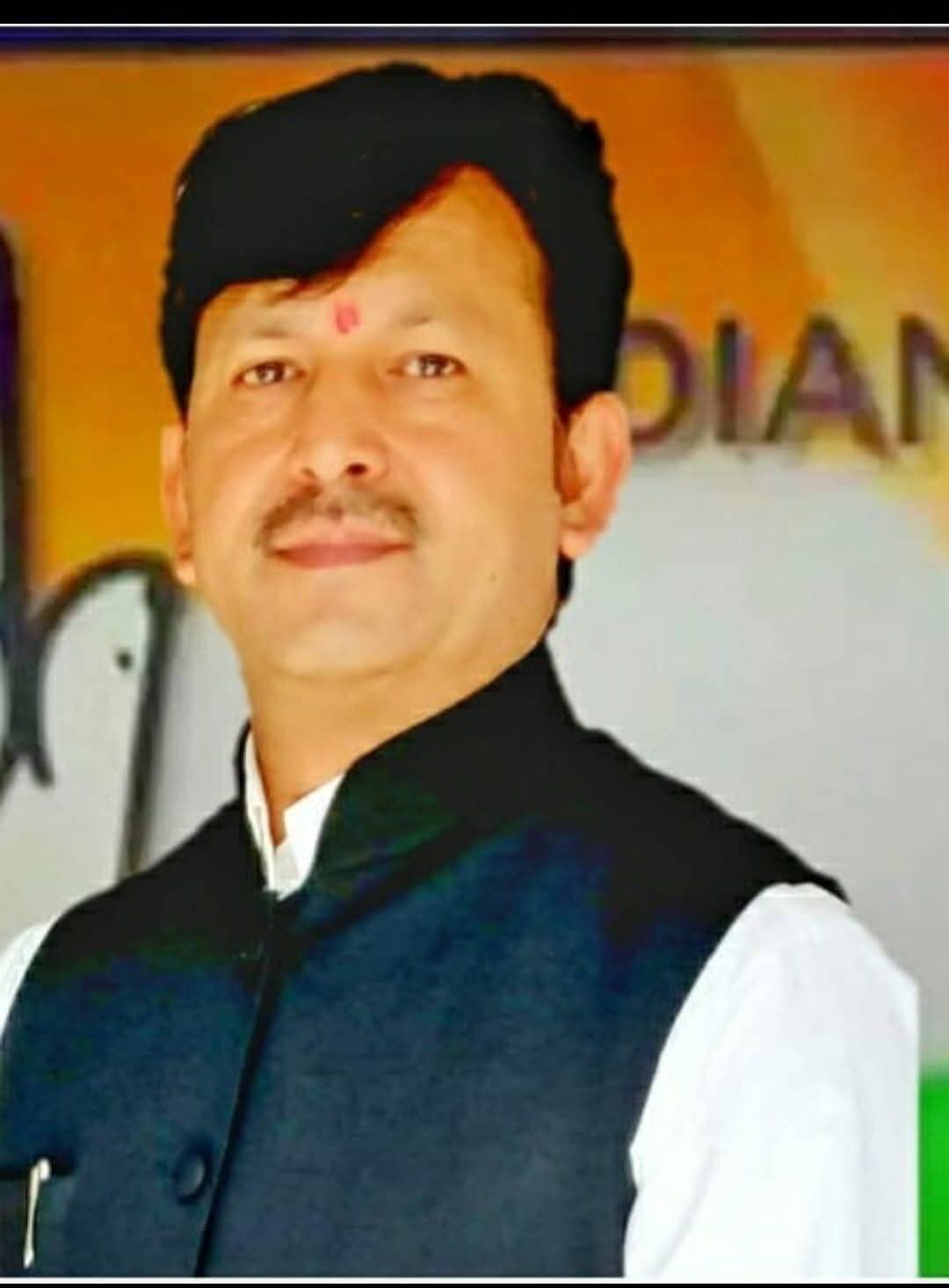 मंडी में कंगना रनौत का चिल्लाना, जयराम ठाकुर की विफलता पर निशाना
जोगिंदर नगर/उमेश कुमार।
हिमाचल प्रदेश कांग्रेस कमेटी के पूर्व सचिव राकेश चौहान ने मंडी सांसद कंगना रनौत द्वारा अधिकारियों और कर्मचारियों पर काम में लापरवाही के आरोप लगाए जाने को लेकर पूर्व मुख्यमंत्री एवं नेता प्रतिपक्ष जयराम ठाकुर पर निशाना साधा है।
चौहान ने कहा कि यदि सांसद के आरोप सही हैं और मंडी जिले में प्रशासनिक व्यवस्था इतनी खराब है, तो जयराम ठाकुर ने अपने लंबे प्रशासनिक अनुभव के बावजूद इन मुद्दों को विधानसभा में प्रमुखता से क्यों नहीं उठाया। उन्होंने सवाल किया कि विकास कार्यों में देरी और जनसमस्याओं के लंबित रहने पर अधिकारियों की जवाबदेही क्यों तय नहीं की गई।
उन्होंने आरोप लगाया कि भाजपा के भीतर मंडी को लेकर राजनीतिक प्रतिस्पर्धा का खामियाजा कहीं जनता को तो नहीं भुगतना पड़ रहा है। चौहान ने कहा कि सांसद और नेता प्रतिपक्ष को आरोप-प्रत्यारोप के बजाय मंडी की समस्याओं पर मिलकर आवाज उठानी चाहिए।
उन्होंने कहा कि “मंडी की जनता को चिल्लाने वाली राजनीति नहीं, बल्कि काम करने वाली राजनीति चाहिए।” चौहान ने दोनों नेताओं से मंडी के विकास में आ रही बाधाओं और उनकी जिम्मेदारी को लेकर जनता के सामने स्पष्ट जवाब देने की मांग की।