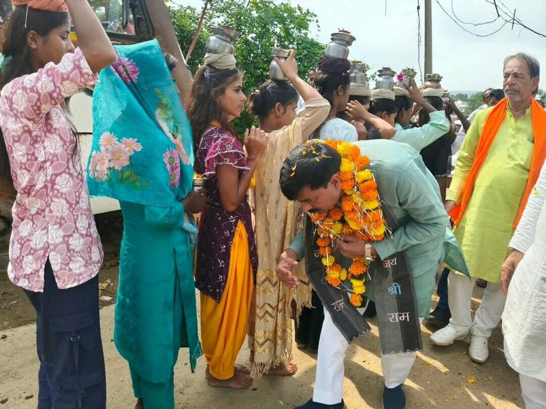 संत रविदास जी की कलश यात्रा में बोले राज्यमंत्री श्री लोधी मन चंगा तो कठौती में गंगा
प्रदेश के संस्कृति, पर्यटन, धार्मिक न्यास एवं धर्मस्व राज्यमंत्री धर्मेन्द्र सिंह लोधी के नेतृत्व में संत शिरोमणि श्री रविदास जी महाराज की 650वीं जयंती पर समरसता संकल्प अभियान के तहत कलश वंदनयात्रा का आयोजन किया जा रहा जो गांव गांव पहुंच रही है।
राज्यमंत्री श्री लोधी ने बताया रविदास जी की जन्मस्थली सीर गोवर्धनपुर वाराणसी की पावन पवित्र माटी,जल, अमृतवाणी ग्रंथ विधानसभा क्षेत्र में बने संत जी के मंदिरों में यात्रा के दौरान स्थापित कराए जा रहे। जिससे क्षेत्रवासियों को उनके बताये गए मार्ग पर चलने के लिए प्रेरित करें जिससे सभी का जीवन धन्य हो।
सरकार ने 100 करोड़ रूपए की लागत से सागर में मंदिर निर्माण करा रही जिसमें देश सहित विदेशों के लोग भी उनके दर्शनों के लिए पहुंचेंगे।
इस मंदिर का भूमिपूजन यशस्वी प्रधानमंत्री नरेन्द्र मोदी ने किया जिसका निर्माण कार्य निरंतर जारी है और बहुत जल्द मंदिर बनकर तैयार होगा।
यात्रा का शुभारंभ 07 से हुआ जिसका समापन 11 सितंबर 2026 तक विधानसभा में किया जाना है।
द्वितीय दिवस- सिंग्रामपुर से प्रारंभ होकर गुबरा,कुसमी,पटना कुआं, सिंगपुर,भजिया,अमदर, पौड़ी,कोड़ाकला,कोठा, हरदुआ सड़क,भाटखमरिया,माड़नखेड़ा, हर्रई सिंगौरगढ़ ऐसे 14 ग्रामों में पहुंचेगी।