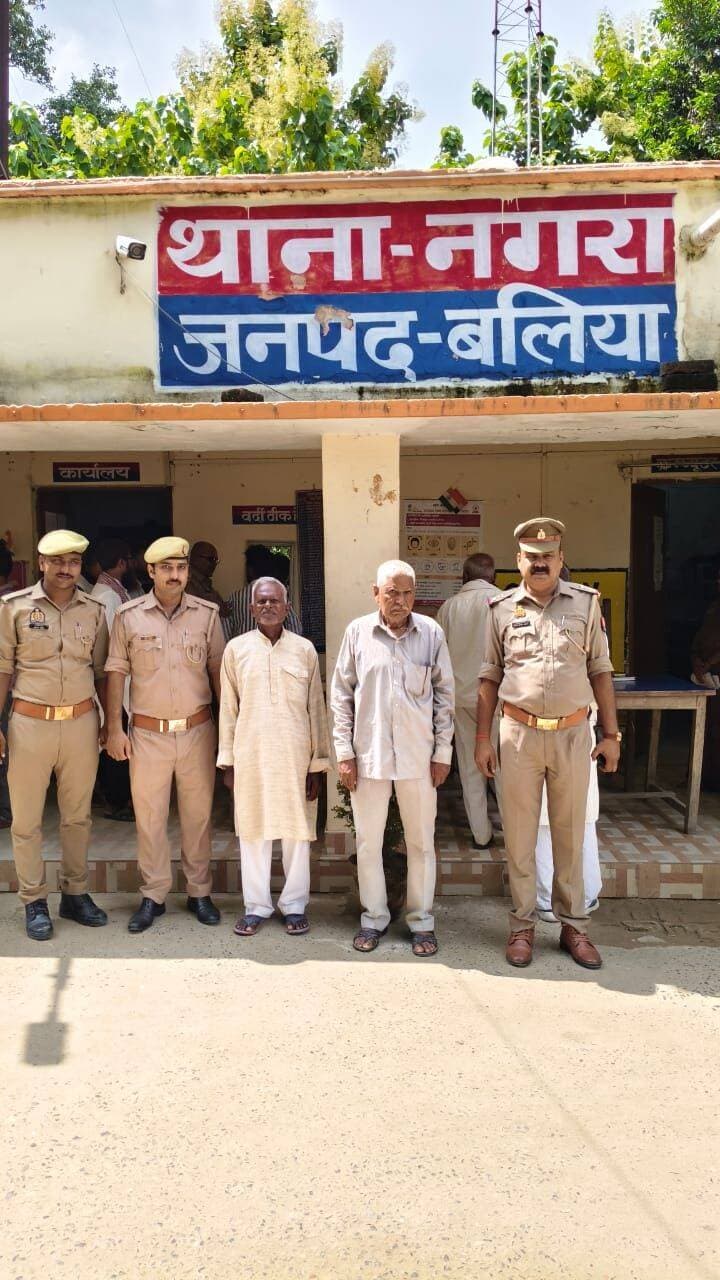 फर्जी सुभाष गुप्ता बनकर जमीन का कराया बैनामा, कूटरचना व धोखाधड़ी के मामले में नगरा पुलिस ने दो को किया गिरफ्तार
<nis:link nis:type=tag nis:id=बलिया। nis:value=बलिया। nis:enabled=true nis:link/> थाना नगरा पुलिस ने <nis:link nis:type=tag nis:id=धोखाधड़ी, nis:value=धोखाधड़ी, nis:enabled=true nis:link/> <nis:link nis:type=tag nis:id=फर्जीवाड़ा nis:value=फर्जीवाड़ा nis:enabled=true nis:link/> और कूटरचना कर <nis:link nis:type=tag nis:id=जमीन nis:value=जमीन nis:enabled=true nis:link/> की फर्जी रजिस्ट्री कराने के मामले में दो वांछित अभियुक्तों को गिरफ्तार किया है। पुलिस ने दोनों आरोपियों को न्यायालय में पेश कर चालान कर दिया।
<nis:link nis:type=tag nis:id=पुलिस nis:value=पुलिस nis:enabled=true nis:link/> के अनुसार, जेठवार याकूबपुर निवासी विधिचंद ने थाना नगरा में तहरीर देकर आरोप लगाया था कि उनके पट्टीदार सुभाष गुप्ता की जमीन को अभियुक्तों ने साजिश रचकर फर्जी तरीके से सुभाष गुप्ता बनकर बैनामा कर दिया। तहरीर के आधार पर पुलिस ने मुकदमा दर्ज कर मामले की विवेचना शुरू की थी।
इसी क्रम में उपनिरीक्षक दिनेश कुमार पुलिस टीम के साथ वांछित अभियुक्तों की तलाश में थे। मुखबिर की सूचना पर पुलिस ने मालीपुर चट्टी के पास से करीब 10:30 बजे दोनों आरोपियों को गिरफ्तार कर लिया।
गिरफ्तार अभियुक्तों की पहचान सुभाष तिवारी (58) निवासी दरियापुर खण्डवा, थाना उभाव तथा जवाहिर (56) निवासी भीमपुरा नंबर-2, थाना नगरा के रूप में हुई है।
मामले में मु0अ0सं0 173/2026, धारा 304, 318(4), 319(2), 338(3), 336(3), 340(2) बीएनएस, थाना नगरा में अभियोग दर्ज है।
गिरफ्तारी करने वाली पुलिस टीम में उपनिरीक्षक दिनेश कुमार, कांस्टेबल धर्मराज और कांस्टेबल कृपाल यादव शामिल रहे।