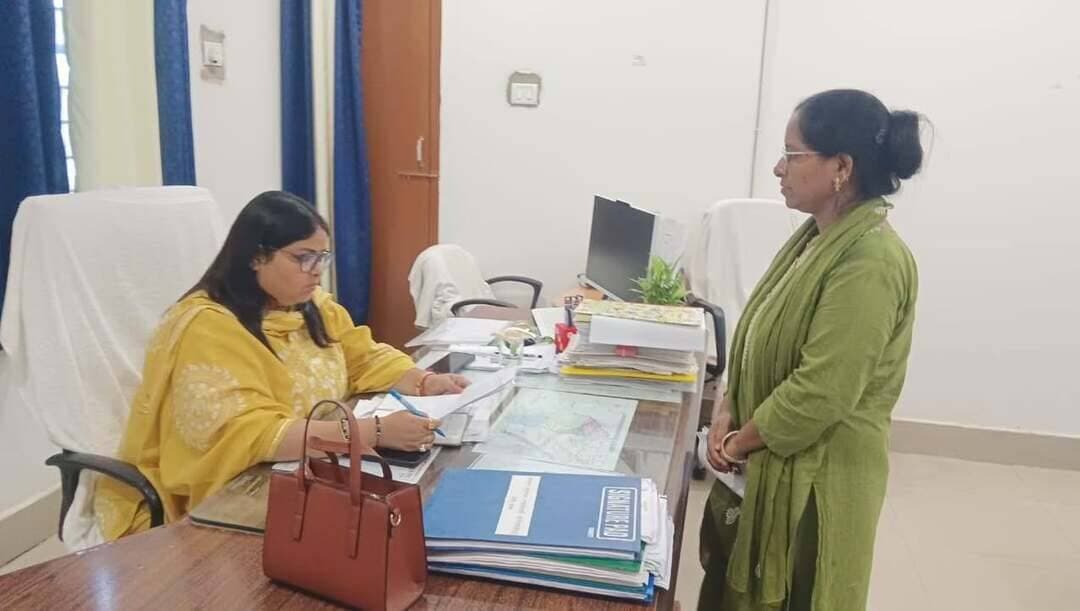 मोहनिया अनुमंडलीय अस्पताल में तैनात GNM वीणा कुमारी ने साथी कर्मियों पर मारपीट और धमकी देने का गंभीर आरोप लगाते हुए अनुमंडल पदाधिकारी मोहनिया को आवेदन देकर कार्रवाई की मांग की है।
