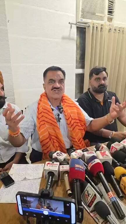 पूर्व विधायक राजकुमार ठुकराल ने की प्रेस वार्ता बोले AI का रुद्रपुर में हो रहा गलत प्रयोग अगर नहीं सुनेंगे एसएससी का तो जाऊंगा हाई कोर्ट...
Rajkumar Thukral Shiv Arora Vikas Sharma Rudrapur online RUDRAPUR CITY Rudraprayag123 Udham Singh Nagar Police Uttarakhand