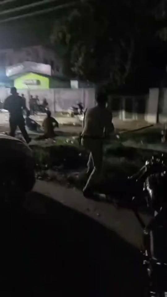 रुद्रपुर रोडवेज के पास ठेके के सामने,खुले में शराब पी रहे शराबियों को पुलिस ने दौड़ा-दौड़ा कर लठियाया..
#thekardashians #drinks #drinkinopen #rudrapursanitarystore #RudrapurCityVibes
