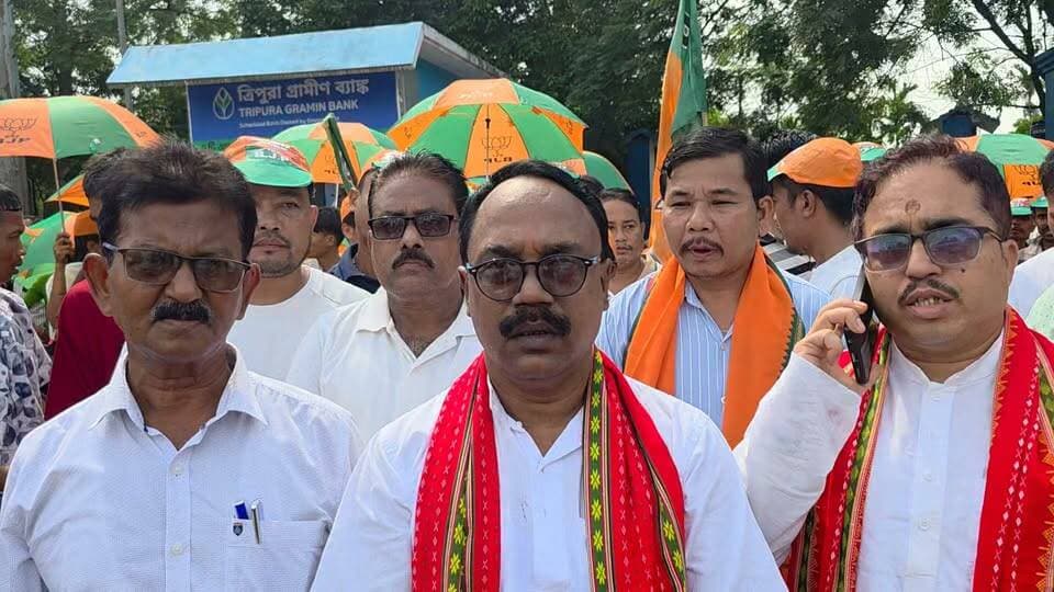 বামমুক্ত ভিলেজ কমিটি গঠনের বার্তা দিলেন বিজেপি খোয়াই জেলা সভাপতি সমীর কুমার দাস। ভিলেজ কমিটির মনোনয়নপত্র দাখিল করতে এসে এমনই বার্তা দিলেন বিজেপি খোয়াই জেলা সভাপতি সমীর কুমার দাস।