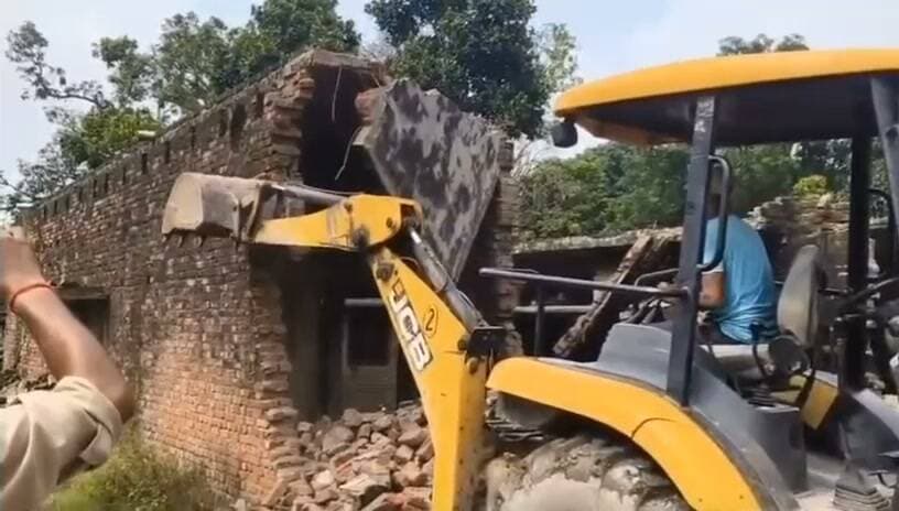 लखीमपुर खीरी जिले के सिंगाही थाना में एक 4 वर्षीय बच्ची से दुष्कर्म के मामले में पुलिस प्रशासन ने कार्यवाही करते हुए आरोपी 65 वर्षीय खलील के मकान पर चलाया पीला पंजा,
प्रशासन की कार्रवाई से इलाके में मचा हड़कंप।
दुष्कर्म के आरोपी के खिलाफ प्रशासन की बड़ी कार्रवाई, मकान पर चला बुलडोजर।
सीएम योगी की जीरो टॉलरेंस नीति का दिखा असर!
अपराधियों के खिलाफ सख्त कार्रवाई को लेकर मुख्यमंत्री योगी आदित्यनाथ की नीति की हर तरफ चर्चा, प्रशासन की कार्रवाई से अपराधियों में सख्त संदेश।