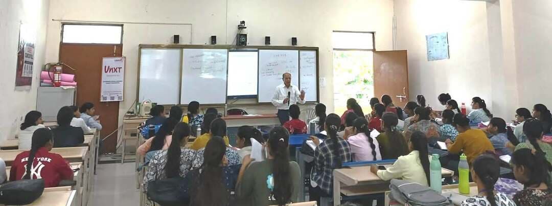 वीआरजी कॉलेज में छात्राओं के लिये 30 दिवसीय कौशल उन्नयन प्रशिक्षण कार्यक्रम शुरू
“बैंकिंग सेल्स रिप्रजेंटेटिव” और “आर्टिफिशियल ज्वैलरी” की बारीकियां सीख रही हैं छात्राएँ
मुरार स्थित विजयराजे शासकीय कन्या स्नातकोत्तर महाविद्यालय में मध्य प्रदेश शासन के उच्च शिक्षा विभाग की निःशुल्क अल्पावधि स्वरोजगारोन्मुखी प्रशिक्षण योजना के तहत छात्राओं के लिए दो प्रकार के 30 दिवसीय कौशल प्रशिक्षण कार्यक्रम आयोजित किए जा रहे हैं। स्वामी विवेकानंद करियर मार्गदर्शन प्रकोष्ठ द्वारा आयोजित इन कार्यक्रमों में महाविद्यालय की सभी संकायों की 200 से अधिक छात्राएं “बैंकिंग सेल्स रिप्रजेंटेटिव” और “आर्टिफिशियल ज्वैलरी” बनाने का प्रशिक्षण ले रही हैं।
प्राचार्य डॉ. एस. के. श्रीवास्तव के मार्गदर्शन में संचालित “बैंकिंग सेल्स रिप्रजेंटेटिव” प्रशिक्षण में पंजाब नेशनल बैंक के सेवानिवृत्त वरिष्ठ प्रबंधक आशुतोष वाजपेयी प्रतिदिन दो घंटे बैंक खाता खोलने, क्रेडिट-डेबिट कार्ड, बैंक ऋण, फील्ड मार्केटिंग और ग्राहक प्रबंधन सहित बैंकिंग कार्यों की जानकारी दे रहे हैं। वहीं “आर्टिफिशियल ज्वैलरी” प्रशिक्षण में छात्राओं को कॉपर एवं एल्युमीनियम तार, मोती, नग और धागों की सहायता से विभिन्न प्रकार के हस्तनिर्मित आभूषण तैयार करना सिखाया जा रहा है।
प्राचार्य डॉ. श्रीवास्तव ने छात्राओं से शासन की निःशुल्क योजनाओं का लाभ उठाकर आत्मनिर्भर बनने का आह्वान किया। उन्होंने कहा कि छात्राएं नौकरी तलाशने वाली नहीं, बल्कि रोजगार देने वाली बनें। प्रशिक्षण का संचालन ट्रेनिंग एण्ड प्लेसमेंट ऑफीसर डॉ. शर्मिला जैन, डॉ. रुपेश पल्लव और श्रीमती ममता चौहान द्वारा किया जा रहा है।
#gwalior
PRO Gwalior
CM Madhya Pradesh