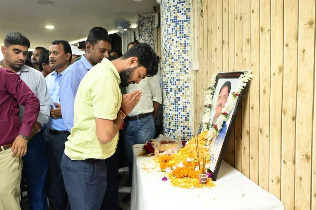 मंत्री सुदिव्य कुमार के निधन पर समाहरणालय में शोकसभा, दी गई श्रद्धांजलि
गिरिडीह समाहरणालय सभागार में झारखंड सरकार के माननीय मंत्री श्री सुदिव्य कुमार जी के आकस्मिक निधन पर शोकसभा आयोजित की गई। इस दौरान दिवंगत आत्मा की शांति के लिए दो मिनट का मौन रखकर श्रद्धांजलि अर्पित की गई।
उपायुक्त श्री रामनिवास यादव, पुलिस अधीक्षक डॉ. विमल कुमार, उप विकास आयुक्त श्रीमती स्मृता कुमारी, सहायक समाहर्ता श्री यश कुमार सहित जिले के सभी जिला स्तरीय पदाधिकारियों, अधिकारियों एवं समाहरणालय कर्मियों ने दिवंगत मंत्री जी के चित्र पर पुष्प अर्पित कर उन्हें भावभीनी श्रद्धांजलि दी।
ईश्वर दिवंगत आत्मा को शांति प्रदान करें और शोकाकुल परिजनों को इस अपूरणीय दुःख को सहन करने की शक्ति दें।
ॐ शांति। 🙏
#SudivyaKumar #सुदिव्यकुमार #Giridih #गिरिडीह #Jharkhand #झारखंड #Tribute #श्रद्धांजलि #शोकसभा #JharkhandNews #GiridihNews #PNAIndiaNews