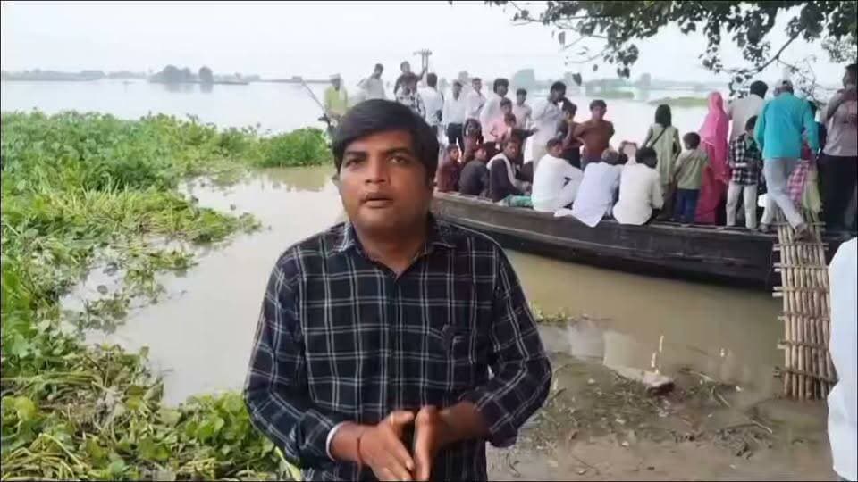 बाढ़ में शहनाई की गूंज, डूबी राहें... नाव पर सजी बारात.. दुल्हनिया को लेने पहुंचे दूल्हा