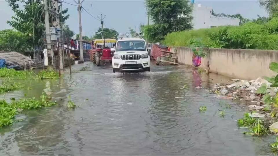 बाढ़ पीड़ितों के बीच पहुंची कांग्रेस की टीम, सामुदायिक किचन बढ़ाने की उठी मांग