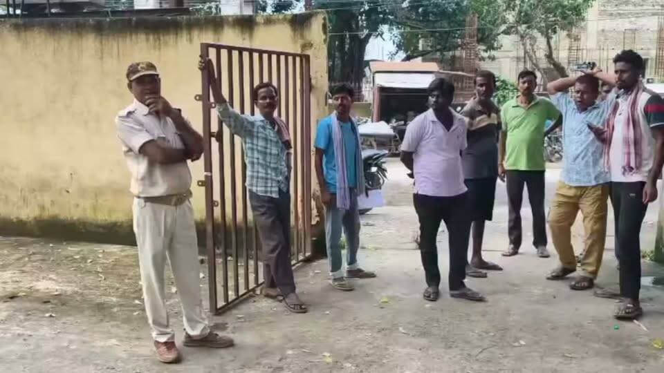 फोन छीनने की कोशिश में ट्रेन से गिरा युवक, हुई मौ/त, परिजनों ने लगाए गंभीर आरोप