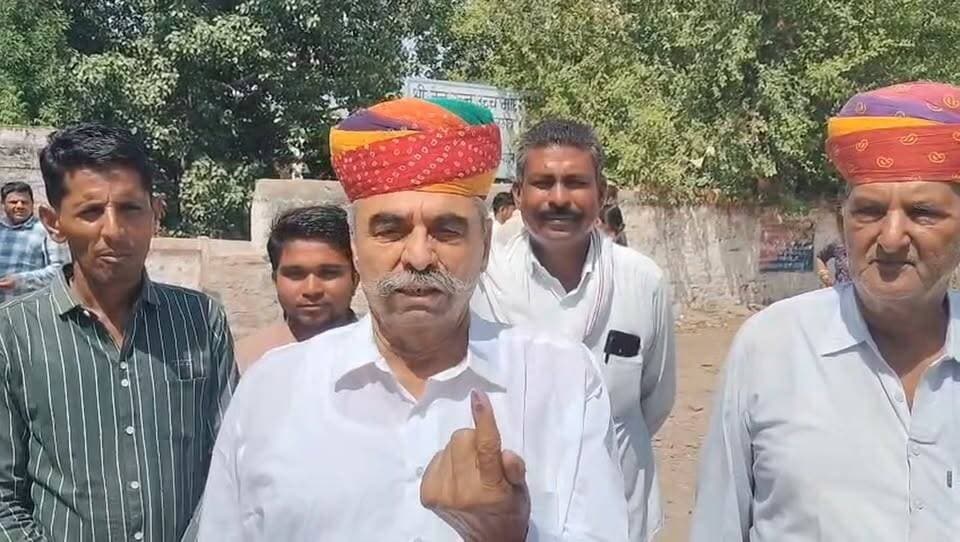 पूर्व सांसद बद्रीराम जाखड़ ने मतदान करते हुए सभी से मतदान की अपील की!!