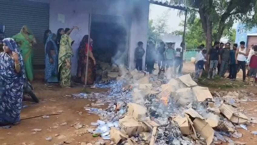 🚨 शिवपुरी में शराब के खिलाफ महिलाओं का फूटा गुस्सा, दुकान में घुसकर लगाई आग🚨
शिवपुरी- जिले के अमोला थाना क्षेत्र के नया अमोला गांव में मंगलवार को अवैध शराब को लेकर महिलाओं का गुस्सा फूट पड़ा। आक्रोशित महिलाओं ने गांव की कंपोजिट शराब दुकान पर धावा बोल दिया और अंदर रखी शराब की पेटियां बाहर निकालकर आग के हवाले कर दिया। महिलाओं का कहना है कि शराब के कारण गांव में आए दिन झगड़े और विवाद हो रहे हैं।