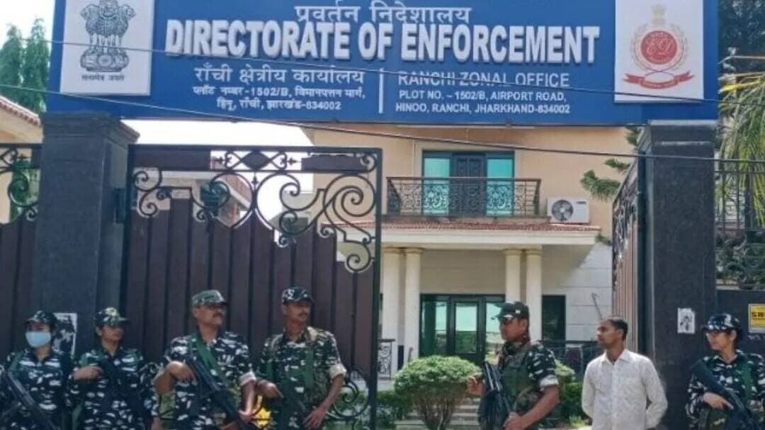 JSSC CGL के दोनों मामलों में ED ने शुरू की जांच
#रांची: झारखंड में JSSC CGL परीक्षा से जुड़े कथित पेपर लीक और अनियमितता के मामलों में अब प्रवर्तन निदेशालय (ED) ने जांच का दायरा बढ़ा दिया है। जानकारी के मुताबिक, ED ने CGL से जुड़े दोनों मामलों को मनी लॉन्ड्रिंग के एंगल से जांच के दायरे में लिया है।
पहले नामकुम थाना में दर्ज केस संख्या 45/24 के आधार पर ED ने ECIR दर्ज की थी। वहीं, सीआईडी के केस संख्या 1/25 की जांच में सामने आए कथित अहम साक्ष्यों के बाद अब इस मामले में भी आर्थिक लेन-देन की जांच की जा रही है।
ED यह पता लगाने की कोशिश करेगी कि कथित पेपर लीक के पीछे अवैध आर्थिक लेन-देन, धन के इस्तेमाल या किसी संगठित नेटवर्क की भूमिका थी या नहीं। इसके लिए एजेंसी पुलिस मुख्यालय और CID से केस से जुड़े दस्तावेज व अन्य जानकारी मांग सकती है।
जांच आगे बढ़ने के साथ अब ED की नजर कथित पेपर लीक से जुड़े आर्थिक नेटवर्क और पैसों के लेन-देन पर रहेगी।
#JSSCCGL #JSSC #JSSCNews #PaperLeak #JSSCCGLPaperLeak #ED #EnforcementDirectorate #JharkhandNews #RanchiNews #CID #MoneyLaundering #ExamScam #RecruitmentScam #BreakingNews #LatestNews #ViralNews #EducationNews #Jharkhand #LoktantraBharat