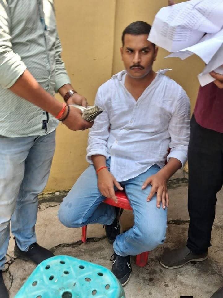 गिरिडीह में ACB का बड़ा एक्शन: 30 हजार की रिश्वत लेते दारोगा पुनीत गौतम रंगेहाथ गिरफ्तार, साइबर थाना में मचा हड़कंप...
@highlight