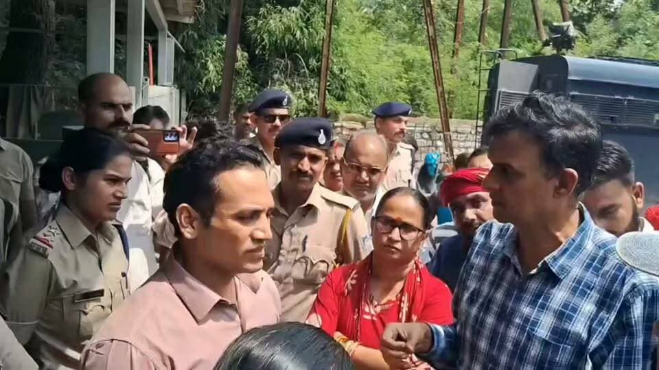 कल्पना मिश्रा मौत मामले में कल्पना के पिता के साथ अनशन कर रहे आप नेता प्रमोद शर्मा को रीवा के एक निजी अस्पताल के बाहर से किया गया गिरफ्तार