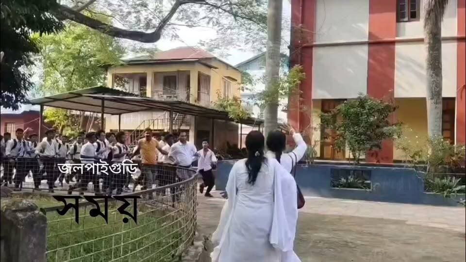 নজিরবিহীন ঘটনা স্কুলে,হতবাক সকলে।প্রধান শিক্ষককে তাড়া করে মারধর ছাত্রদের!!