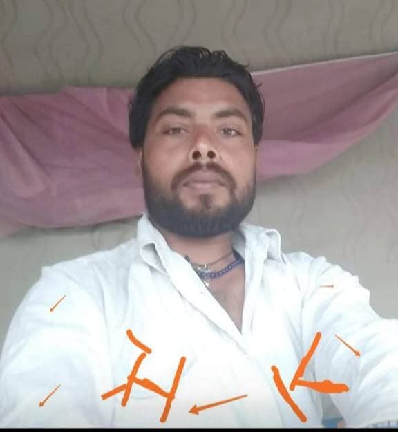 अररिया से बड़ी खबर: परिवार का सहारा लापता, तीन बच्चों की आंखें आज भी पिता के इंतजार में
अररिया जिले के सिमरा क्षेत्र से एक बेहद भावुक और चिंताजनक मामला सामने आया है। मदारगंज, सिमरा निवासी हीरालाल पासवान, पिता राजेंद्र पासवान, बीते कुछ समय पहले अपने घर से रोजगार की तलाश में तमिलनाडु के कन्याकुमारी जाने के लिए निकले थे।
परिजनों के अनुसार, हीरालाल पासवान पहले सिमरा रेलवे स्टेशन से कटिहार जंक्शन पहुंचे थे, जहां से उन्हें तमिलनाडु के कन्याकुमारी के लिए टिकट बनवाना था। बताया जाता है कि वह कन्याकुमारी स्थित एक स्वीट बेकरी फैक्ट्री में काम करने जा रहे थे। लेकिन इसके बाद से उनका कोई पता नहीं चल पाया है और आज तक वह अपने घर वापस नहीं लौटे हैं।
सबसे मार्मिक बात यह है कि घर पर उनके तीन छोटे-छोटे बच्चे हैं, जिनकी उम्र लगभग 15 वर्ष, 13 वर्ष और 10 वर्ष है। परिवार के लोग हर दिन इस उम्मीद में दरवाजे की ओर देखते हैं कि शायद आज हीरालाल घर लौट आएंगे। लेकिन समय बीतता जा रहा है और उनकी कोई खबर नहीं मिल रही है।
परिवार की आर्थिक और मानसिक स्थिति लगातार बिगड़ती जा रही है। घर का मुख्य सहारा होने के कारण उनके लापता होने से पूरे परिवार पर संकट के बादल मंडरा रहे हैं। बच्चों की पढ़ाई, पालन-पोषण और परिवार की रोजमर्रा की जरूरतों को लेकर परिजन बेहद चिंतित हैं।
परिवार ने पुलिस प्रशासन से भी अपील की है कि यदि हीरालाल पासवान के संबंध में कोई जानकारी मिले तो उनकी खोज में हर संभव सहायता की जाए। साथ ही आम जनता से भी विनम्र अनुरोध किया गया है कि यदि किसी व्यक्ति को हीरालाल पासवान के बारे में कोई जानकारी मिले या कहीं दिखाई दें, तो तुरंत नीचे दिए गए नंबरों पर संपर्क करें।
संपर्क नंबर:
📞 9523252174
📞 9798672017
स्थायी पता:
हीरालाल पासवान
पिता – राजेंद्र पासवान
ग्राम – मदारगंज, सिमरा
जिला – अररिया, बिहार
पिन कोड – 854318
हम सभी दर्शकों और नागरिकों से अपील करते हैं कि इस खबर को अधिक से अधिक साझा करें। आपकी एक छोटी-सी मदद तीन बच्चों को उनके पिता से और एक परिवार को उसके सहारे से मिला सकती है।
यदि आपने इन्हें कहीं देखा है या इनके बारे में कोई जानकारी है, तो कृपया तुरंत दिए गए नंबरों पर संपर्क करें।