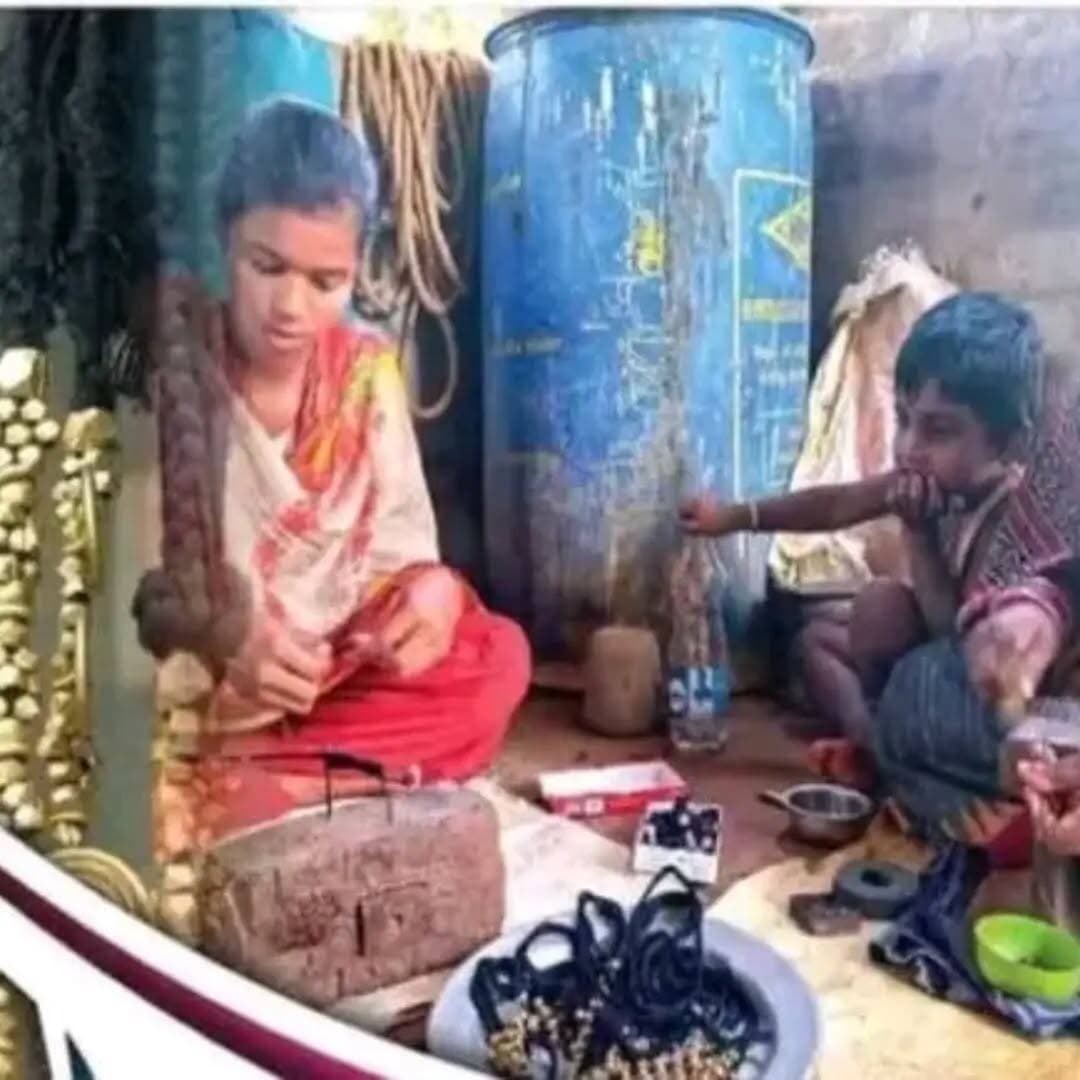ଗହଣାର ଗାଁ କରମୂଳ ।
ସୁନା ଅଳଙ୍କାର ପ୍ରତି ଅନେକଙ୍କର ଦୁର୍ବଳତା ଥାଏ। ଅନେକେ ମାତ୍ର ସୁନା ଦର ଦେଖି ଚୁପ୍ ରହି ଯାଆନ୍ତି ଅନେକ । ତେବେ ସୁନାର ଜାଗା ଏବେ ବିଭିନ୍ନ ଧାତୁ ତିଆରି ଗହଣା ନେଇଛି। ତମ୍ବା ଓ ପିତଳରେ ବିଭିନ୍ନ ଆକର୍ଷଣୀୟ ଅଳଙ୍କାର ତିଆରି କରୁଛନ୍ତି।
ଢେଙ୍କାନାଳ ଜିଲ୍ଲା ଗଁଦିଆ ବ୍ଳକ ଯୋରନ୍ଦା ନିକଟ କରମୂଳ ଓ ଗୋବର୍ଦ୍ଧନପୁର ଗାଁର କାରିଗରମାନେ। ଗାଁକୁ ପ୍ରବେଶ କଲା ମାତ୍ରେ ଆଖିରେ ପଡ଼େ ସମସ୍ତଙ୍କ ହାତରେ ଛୋଟ ବଡ଼ ହାତୁଡ଼ି । ସେହି ହାତୁଡ଼ି ମାଡ଼ରେ ରୂପ ନେଇଥାଏ ଆକର୍ଷଣୀୟ ଅଳଙ୍କାର । ସୁନା ନ ହୋଇ ବି ଝଟକୁଥାଏ ସୁନା ଭଳି ତମ୍ବା ଓ ପିତଳ ତିଆରି ଏହି ଅଳଙ୍କାର ଗାଁକୁ ଦେଇଛି ସ୍ବତନ୍ତ୍ର ପରିଚୟ । ତଥାପି ଗାଁଟିର ଅସ୍ତିତ୍ବ ବିଷୟରେ ଅନେକେ ଜାଣନ୍ତି ନାହିଁ। ଏହି ଗାଁରେ ଦୀର୍ଘ ବର୍ଷ ହେଲା ଆଦିବାସୀ ଗହଣା ଭଳି ଦିଶୁଥିବା ପିତଳ ଗହଣା ତିଆରି ହୋଇଆସୁଛି। ଯେଉଁମାନେ ପୂର୍ବରୁ ସୁନା ଗହଣା ତିଆରି କରୁଥିଲେ ସେମାନେ ଜନଜାତିଙ୍କ ପାଇଁ ବି ଗହଣା ତିଆରି କରୁଥିଲେ। କିଛିବର୍ଷ ପୂର୍ବେ ଏକ ସଂସ୍ଥା ସେମାନଙ୍କୁ ଅଳଙ୍କାର ଗଢ଼ିବା ପାଇଁ ପ୍ରୋତ୍ସାହିତ କରିଥିଲା। କାରିଗରମାନେ ପିତଳ,ତମ୍ବାରେ ଅଳଙ୍କାର ତିଆରି କଲେ। ଗାଁର ସ୍ୱର୍ଗତ ଭାଗ୍ୟଧର ମହାରଣା,କୃଷ୍ଣ ମହାପାତ୍ର,ପ୍ରଫୁଲ୍ଲ ମହାରଣା ପ୍ରମୁଖ ପ୍ରଥମେ ତମ୍ବା ପିତଳର ଅଳଙ୍କାର ଗଢ଼ିବାଆରମ୍ଭ କରିଥିଲା ବେଳେ ସେହି ସଂସ୍ଥା ଅଳଙ୍କାର ସବୁ କିଣିନେଉଥିଲା। ମାତ୍ର ଏବେ କାରିଗରମାନେ ନିଜେ ଏସବୁ ଅଳଙ୍କାର ବିକ୍ରି କରୁଛନ୍ତି।
।। ଜଟିଳ ପ୍ରକ୍ରିୟାରେ ଗଢ଼ାହୁଏ ।।
ଏହା ଏକ ହସ୍ତକଳା ହୋଇଥିବାରୁ ବିଭିନ୍ନ ଜଟିଳ ପର୍ଯ୍ୟାୟ ଦେଇ ଗଢ଼ିବାକୁ ହୁଏ। କଞ୍ଚାମାଲ ଭାବେ ପିତଳ ତାର ଓ ଚାଦର ବା ପ୍ଲେଟ ଆଦି କଲିକତାରୁ ଅଣାଯାଏ। ବରିଷ୍ଠ କାରିଗର ହୃଷିକେଶ ମହାରଣାଙ୍କ କହିବା ଅନୁସାରେ,ପିତଳକୁ ପ୍ରଥମେ ନିଆଁରେ ପୋଡ଼ି ନରମ କରାଯାଏ। ଏହାପରେ ଗାରଗାର ପଡି ପ୍ରସ୍ତୁତ ହୋଇଥିବା ଏକ କାଠରେ ପିତଳକୁ ରଖି ହାତୁଡିରେ ପିଟାଯାଏ। ଫଳରେ ତାରର ମଝିରେ ଏକ ଧାର ଭଳି ହୋଇଯାଏ। ତାହାକୁ ପୁଣି ନିଆଁରେ ପୋଡ଼ାଯାଏ। ଏହାପରେ ଛୋଟ ଛୋଟ ଖଣ୍ଡ କରି କଟାଯାଏ। ସେହି ଛୋଟ ଖଣ୍ଡକୁ ଏକ ଲୁହା କଣ୍ଟା ଓ ହାତୁଡି ସାହାଯ୍ୟରେ ପିଟି ମାଳି ଆକୃତିର ଗୋଲ କରାଯାଇ ତାହା ମଝିରେ ସୁତା ଭରିବାକୁ ଛିଦ୍ର କରାଯାଏ। ସେସବୁକୁ ଏସିଡିରେ ସଫା କରିବା ପରେ ପୋଡି ଯାଇଥିବା ପିତଳ ଝଟକି ଉଠେ। ପରେ ସୁତାରେ ଗୁନ୍ଥାଯାଇ ପ୍ରସ୍ତୁତ ହୁଏ ତାରା କାନଫୁଲ,ଗଛ କାନଫୁଲ,ଚକି କାନଫୁଲ,ପତ୍ରି କାନଫୁଲ,ପାଉଁଜି,ବ୍ରେସଲେଟ୍ ଆଦି ଅଳଙ୍କାର।
।। ଆକର୍ଷିତ କରୁଛି ନୂଆ ଶୈଳୀ ।।
ଏହି ଅଳଙ୍କାରଗୁଡ଼ିକ ଦେଖିବାକୁ ଆଦିବାସୀ ଅଳଙ୍କାର ଭଳି । ପୁରୁଣା ଶୈଳୀର ଅଳଙ୍କାର ସହ ଏବେ କାରିଗରମାନେ ନୂଆ ନୂଆ ଶୈଳୀର ଅଳଙ୍କାର ତିଆରି କରୁଛନ୍ତି। ବିଭିନ୍ନ ଚଳଚ୍ଚିତ୍ର,ଧାରାବାହିକରେ ପିନ୍ଧା ଯାଉଥିବା ଅଳଙ୍କାର ଦେଖି କାରିଗରମାନେ ସେପରି ତିଆରି କରୁଛନ୍ତି। ଏବେ ସମସ୍ତେ ବେକରେ ଯେପରି ଇୟର ଫୋନ୍ ପକାଉଛନ୍ତି ସେହି ଶୈଳୀରେ ଅଳଙ୍କାର ତିଆରି ହେଉଛି। ଯାହାର ଚାହିଦା ଅଛି ବୋଲି କୁହନ୍ତି କାରିଗର ମନୋଜ ମହାରଣା।
।।ବିଦେଶରେ ଆଦର,ଓଡ଼ିଶାରେ ନାହିଁ ।।
ଦିନକୁ ଦିନ ପିତଳ,ତମ୍ବାର ମୂଲ୍ୟ ବଢ଼ୁଥିବା ବେଳେ ପରିଶ୍