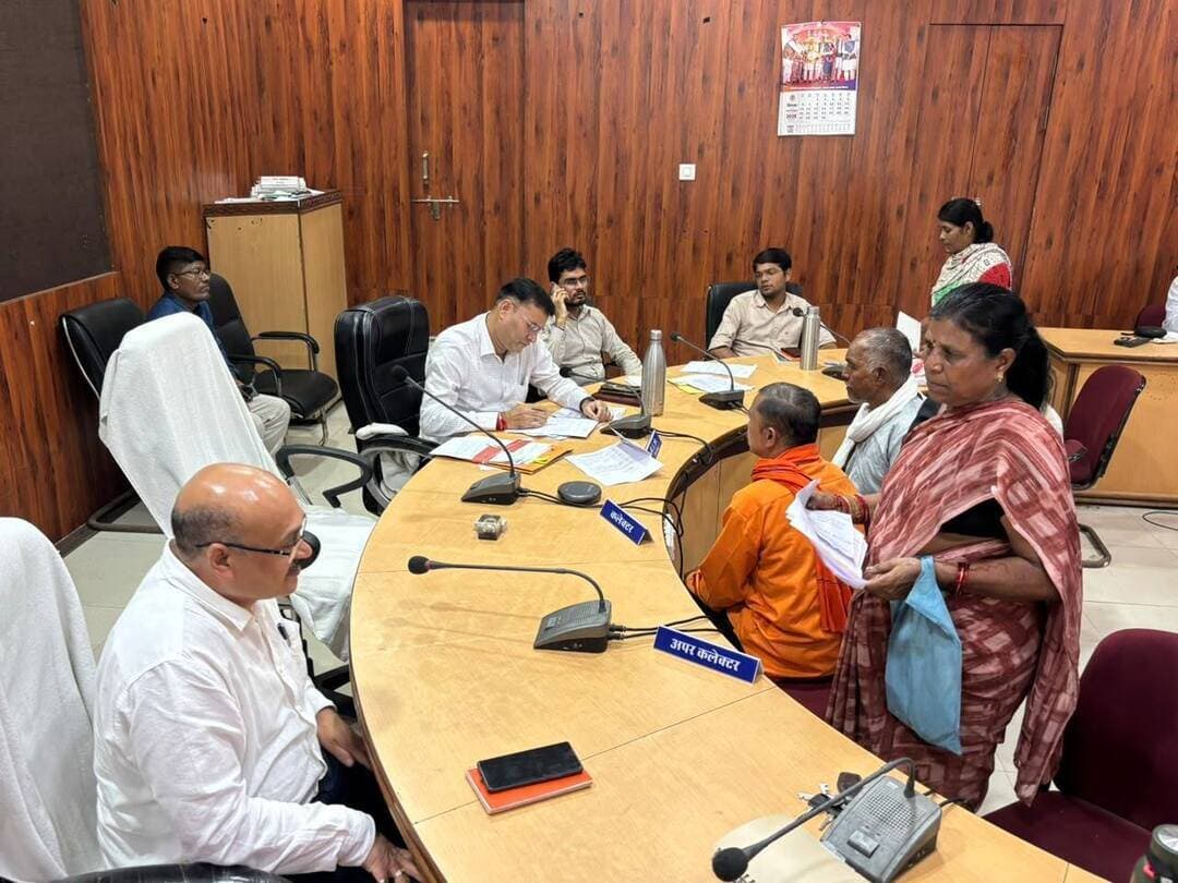 जिला स्तरीय जनसुनवाई: 97 आवेदकों की सुनी गई समस्या
जिला योजना भवन में मंगलवार को आयोजित जिला स्तरीय जनसुनवाई में 97 आवेदकों ने उपस्थित होकर अपनी विभिन्न समस्याओं से संबंधित आवेदन प्रस्तुत किए। इस दौरान प्रशासनिक अधिकारियों ने आवेदकों की समस्याओं को गंभीरता से सुना और संबंधित विभाग के अधिकारियों को उनके समुचित व त्वरित निराकरण के कड़े निर्देश दिए।
जनसुनवाई के दौरान सीईओ जिला पंचायत श्री शाश्वत सिंह मीना और अपर कलेक्टर श्री हुनेद्र घोरमारे ने आमजन की शिकायतों व मांगों पर सुनवाई की। सीईओ जिला पंचायत ने उपस्थित अधिकारियों को निर्देशित करते हुए कहा कि जनहित से जुड़े आवेदनों का सर्वोच्च प्राथमिकता के साथ निराकरण करना सुनिश्चित करें।
इस अवसर पर संयुक्त कलेक्टर श्रीमती सोनल सिडाम, एसडीएम मंडला श्री शैलेंद्र चौधरी, डिप्टी कलेक्टर श्रीमती क्षमा सराफ, श्री सचिन जैन और श्री राजेश कौशिक भी मौजूद रहे। अधिकारियों ने भी जनसुनवाई में पहुंचे नागरिकों की समस्याएं सुनीं और आवश्यक कार्यवाही के लिए संबंधित विभागों को आवेदन प्रेषित किए।
Jansampark Madhya Pradesh
CM Madhya Pradesh
#mandla
General Administration Department, MP