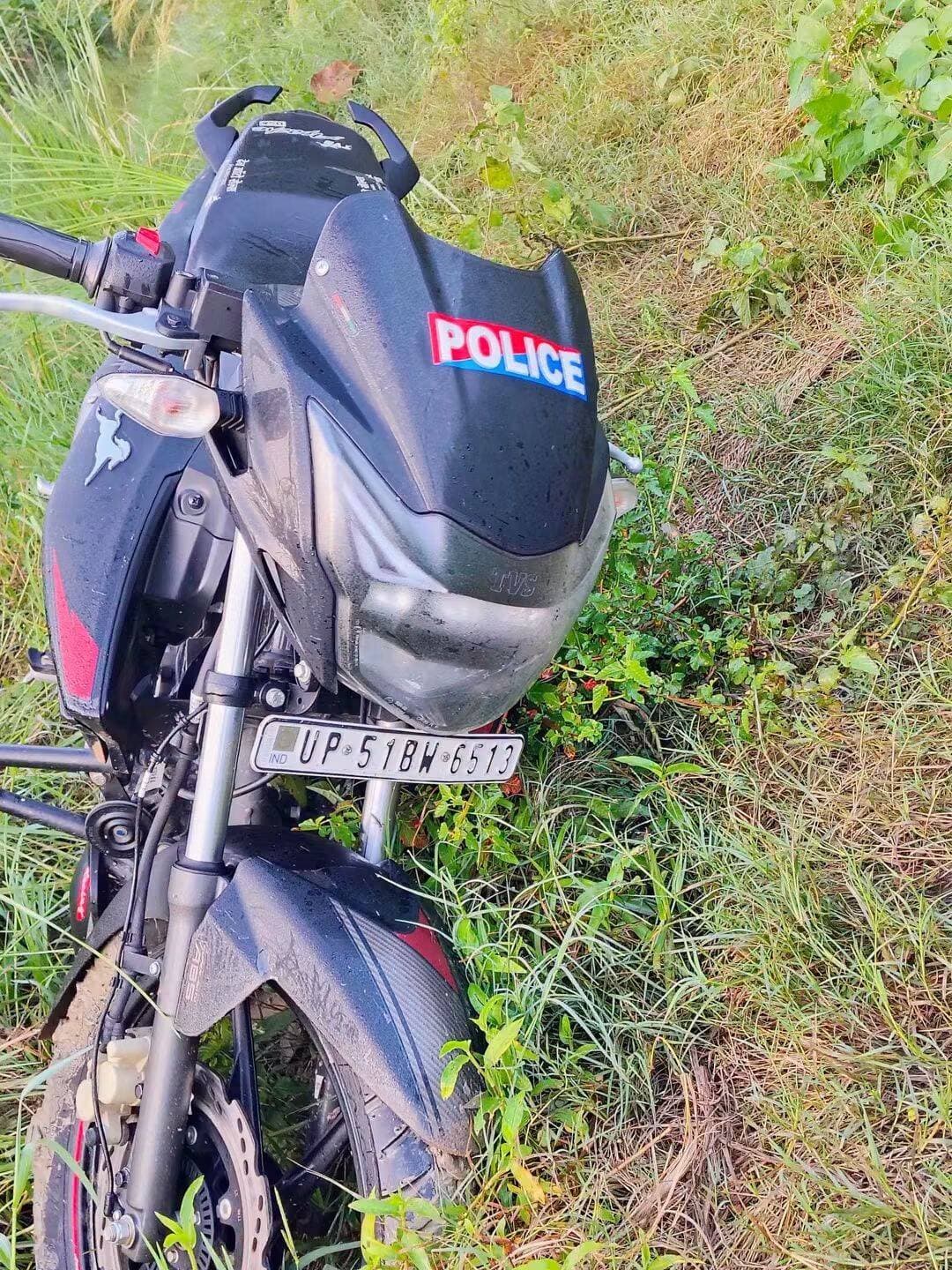 दुबौलिया में लावारिस हालत में मिली अपाचे बाइक, पुलिस लिखा स्टीकर लगा होने से मचा हड़कंप
बस्ती: दुबौलिया थाना क्षेत्र के राम-जानकी मार्ग पर निर्माणाधीन बैरागल टोल प्लाजा के पास बुधवार को एक अपाचे बाइक लावारिस हालत में मिली। बाइक पर पुलिस लिखा स्टीकर लगा हुआ है। सड़क किनारे बाइक मिलने की सूचना पर मौके पर लोगों की भीड़ जुट गई। पुलिस ने बाइक को कब्जे में लेकर मामले की जांच शुरू कर दी है।