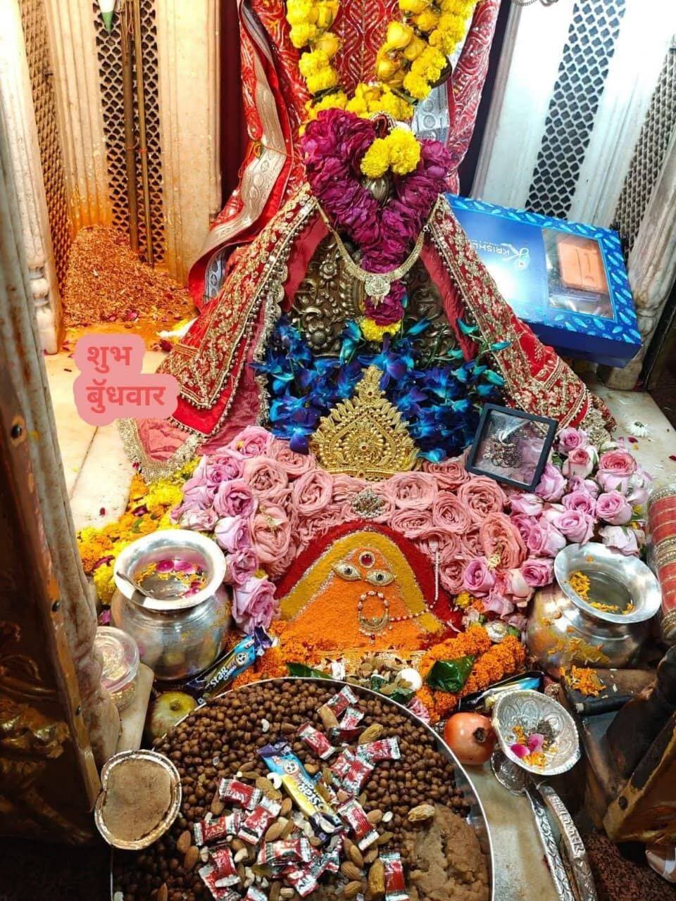 !!!! जय माता दी जी !!!!🔔
🙏🙏🙏🙏🙏🙏
⛳⛳*शुभ दिन जी* ⛳⛳
माँ चिंतपुरणी जी के प्राकृतिक पिण्डी स्वरूप के आज *09-09-2026* के *प्रातः काल श्रृंगार के आलौकिक दर्शन*
चित्त में बसो चिंतपूर्णी, छिन्नमस्तिका मात।।
सात बहनों में लाड़ली, हो जग में विख्यात॥
माईदास पर की कृपा, रूप दिखाया श्याम।
सबकी हो वरदायनी, शक्ति तुम्हें प्रणाम॥
ऐसी भक्तवत्सल भक्तों की सभी चिंताओं को हरने वाली माँ छिन्नमस्तिका चिंतपूर्णी माँ की कृपा सब जनों पर बनी रहे
💞⛳🌺🌻👏💐🌸