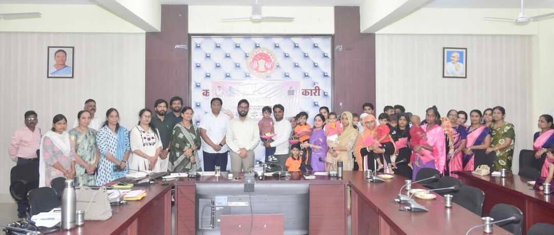 कलेक्टर श्री दिव्यांक सिंह ने 9 वां राष्ट्रीय पोषण माह का शुभारंभ एवं पायलट प्रोजेक्ट स्वस्थ बचपन, बेहतर भविष्य, राह दिखाती आंगनवाड़ी का शुभारम्भ कलेक्टर सभा कक्ष में किया।
जिले में पोषण माह अभियान 9 सितंबर से 8 अक्टूबर 2026 तक चलेगा । इस दौरान सीईओ जिला पंचायत श्री अनुकूल जैन, जिला कार्यक्रम अधिकारी महिला एवं बाल विकास सुश्री अंकिता पंडया, परियोजना अधिकारी, पर्यवेक्षक, ब्लॉक समन्वयक, आंगनबाड़ी कार्यकर्ता, सहायिका एवं हितग्राही मौजूद थे ।
#मंदसौर
#Mandsaur
