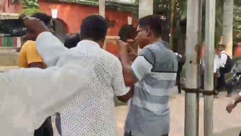 জলপাইগুড়ি জেলা স্কুলের প্রধান শিক্ষককে কিভাবে মা*র*ধ*র করা হয়েছে দেখুন! এই ছাত্ররা বড় হয়ে কি হবে?