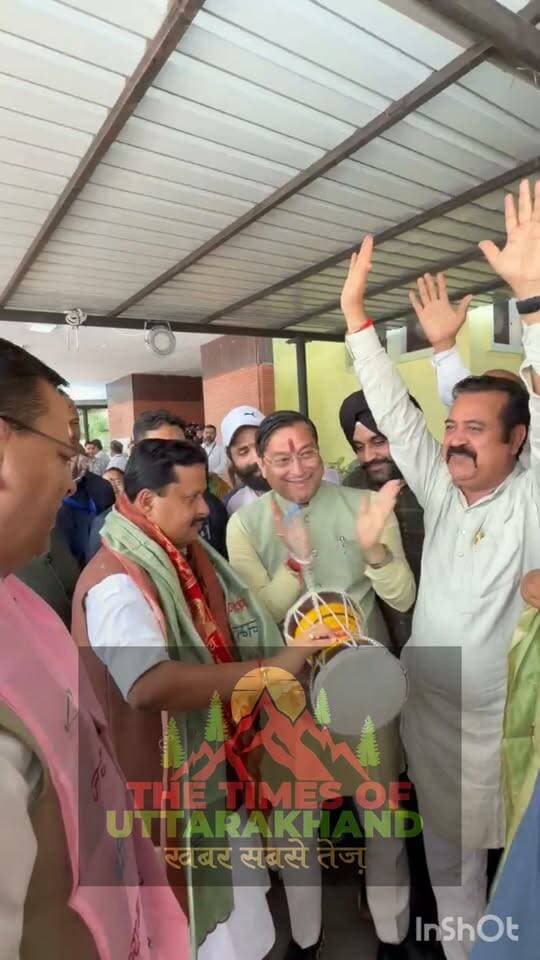भाजपा जिला उपाध्यक्ष अमित नारंग ने पंतनगर आगमन पर भाजपा के राष्ट्रीय अध्यक्ष नितिन नबीन को महादेव का डमरू भेंट किया नितिन नबीन ने डमरू बजाकर धामी के नैतृवत में मिशन 2027 का आगाज किया..
Vikas Sharma 𝑭𝒐𝒍𝒍𝒐𝒘𝒆𝒓𝒔. Udham Singh Nagar Police Uttarakhand Shiv Arora Nainital Police Rudrapur online RUDRAPUR CITY Pushkar Singh Dhami Rajesh Shukla नैनीताल की आवाज़24x7 (जनहितकारी)#nitinnabin