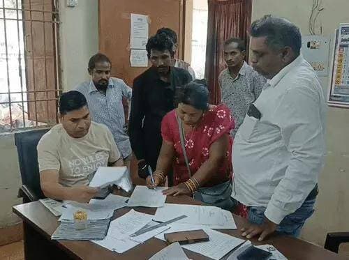छत्तीसगढ़ के कोरबा जिले के केराकछार गांव के प्रेमलाल सारधी रील देखते नेटवर्क गया तो कीटनाशक पिया मोबाइल तोड़ा, पति ने उल्टी कराने गोबर पानी पिलाया; इलाज के दौरान मौत <nis:link nis:type=tag nis:id=कोरबा nis:value=कोरबा nis:enabled=true nis:link/> <nis:link nis:type=tag nis:id=cgnews nis:value=CGNews nis:enabled=true nis:link/> <nis:link nis:type=tag nis:id=chhattisgarh nis:value=chhattisgarh nis:enabled=true nis:link/> <nis:link nis:type=tag nis:id=chhattisgsrhupdate nis:value=chhattisgsrhupdate nis:enabled=true nis:link/>