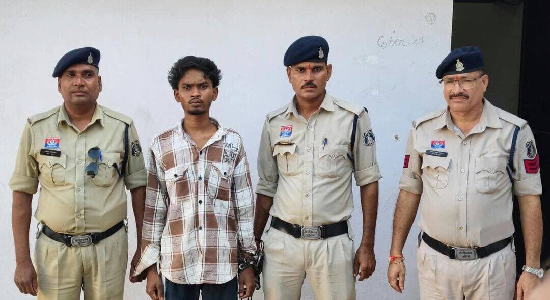 ग्राम कंडेल में युवक की गला रेतकर हत्या का खुलासा, मामूली रंजिश बनी वजह
धमतरी। अर्जुनी थाना क्षेत्र के ग्राम कंडेल में गौठान के बरगद पेड़ के पास युवक की गला रेतकर हत्या का पुलिस ने खुलासा कर आरोपी को त्वरित गिरफ्तार किया है।
घटना 6 सितंबर 2026 रात 9 बजे की है। मृतक पारसमणी साहू (34) राजमिस्त्री निवासी कंडेल गौठान के पास मौजूद था, तभी पूर्व विवाद व रंजिश में आरोपी ने धारदार हथियार से गला रेत दिया। अत्यधिक रक्तस्राव से मौके पर ही मौत हो गई।
पिता भारत राम साहू की रिपोर्ट पर थाना अर्जुनी में अपराध 0/2026 धारा 103(1) BNS व मर्ग 88/2026 धारा 194 BNSS दर्ज कर जांच शुरू हुई। थाना प्रभारी शरद ताम्रकार टीम के साथ मौके पर पहुंचे, फॉरेंसिक साक्ष्य जुटाए।
पूछताछ में ग्राम कंडेल निवासी यावेन्द्र कुमार ध्रुव पिता दिनेश कुमार ध्रुव (18 वर्ष 1 माह) को हिरासत में लिया। आरोपी ने हत्या स्वीकार की, उसके मेमोरेंडम पर घटना में प्रयुक्त चाकू जप्त कर न्यायिक रिमांड पर जेल भेजा गया। SP श्रीमती भावना पांडेय के निर्देशन में कार्रवाई हुई।<nis:link nis:type=tag nis:id=dhamtaripolice nis:value=DhamtariPolice nis:enabled=true nis:link/> <nis:link nis:type=tag nis:id=kandelmurder nis:value=KandelMurder nis:enabled=true nis:link/> <nis:link nis:type=tag nis:id=arjunithana nis:value=ArjuniThana nis:enabled=true nis:link/> <nis:link nis:type=tag nis:id=crimenews nis:value=CrimeNews nis:enabled=true nis:link/> <nis:link nis:type=tag nis:id=chhattisgarh nis:value=chhattisgarh nis:enabled=true nis:link/> <nis:link nis:type=tag nis:id=chhattisgsrhupdate nis:value=chhattisgsrhupdate nis:enabled=true nis:link/>