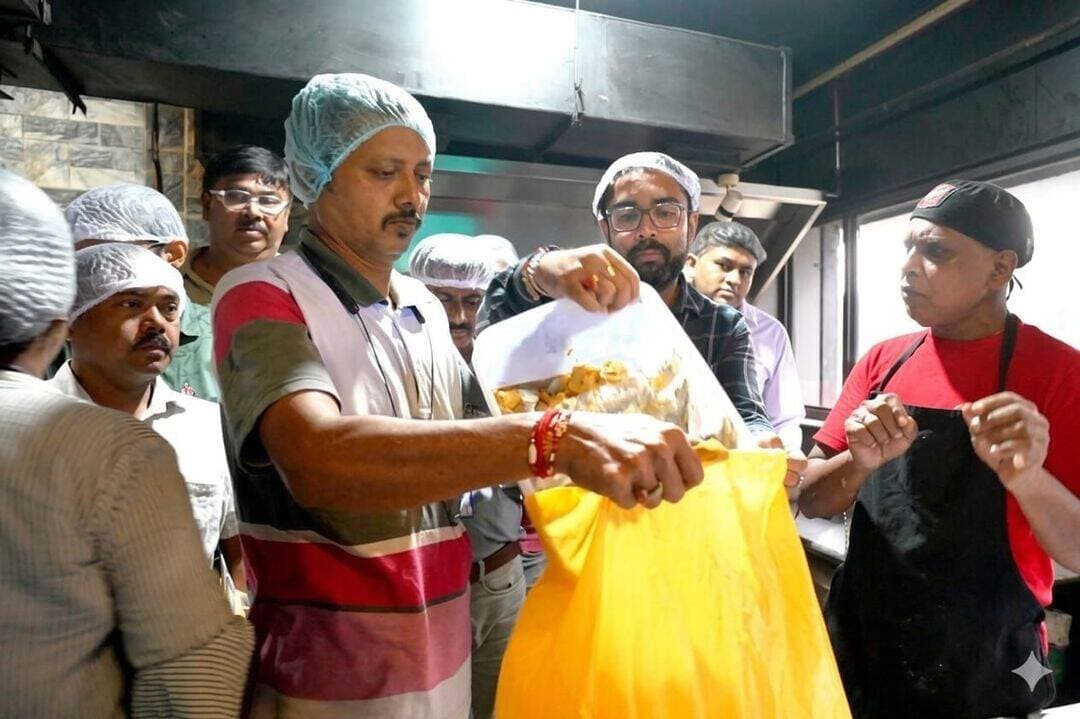 *খাদ্য সুরক্ষা অভিযানে হাওড়া শহরের নামী রেস্তোরাঁয় অসঙ্গতি, ১৪ দিনের 'ক্লোজার' নোটিশ*
Bengal icon news , হাওড়া: 'ফুড সেফটি উইক'-এর অঙ্গ হিসেবে সোমবার হাওড়া শহরের বিভিন্ন রেস্তোরাঁ ও ফুড স্টলেও অভিযান চালানো হয়। সেই অভিযানে একটি নামী রেস্তোরাঁয় একাধিক অসঙ্গতি নজরে আসে বলে প্রশাসন সূত্রে খবর। এরপর সংশ্লিষ্ট রেস্তোরাঁর বিরুদ্ধে ১৪ দিনের ‘ক্লোজার’ নোটিশ জারি করা হয়। হাওড়া মিউনিসিপ্যাল কর্পোরেশনের সচিব অনুপম চক্রবর্তী জানান, "পরিদর্শনের সময় রেস্তোরাঁটিতে বেশ কিছু নিয়ম-বহির্ভূত বিষয় নজরে আসে। সেই কারণে ডেপুটি সিএমওএইচ-২-এর তরফে ১৪ দিনের জন্য রেস্তোরাঁটি বন্ধ রাখার নির্দেশ দেওয়া হয়েছে।" তিনি বলেন, "এই সময়ের মধ্যে রেস্তোরাঁ কর্তৃপক্ষকে প্রয়োজনীয় উন্নতি ও সংশোধন করতে হবে। এরপর ফের সংশ্লিষ্ট রেস্তোরাঁ পরিদর্শন করা হবে। পরিদর্শনে সমস্ত নিয়ম মেনে চলার বিষয়টি নিশ্চিত হলে এবং স্বাস্থ্য দপ্তরের ছাড়পত্র পাওয়া গেলে তবেই ফের রেস্তোরাঁটি চালু করা যাবে।" খাদ্য সুরক্ষা ও স্বাস্থ্যবিধি মেনে চলার ক্ষেত্রে কোনওরকম গাফিলতি বরদাস্ত করা হবে না বলেও পুর প্রশাসনের তরফে স্পষ্ট করা হয়েছে। প্রসঙ্গতঃ খাদ্য সুরক্ষা বিধি মেনে খাবার পরিবেশন করা হচ্ছে কিনা, তা খতিয়ে দেখতে হাওড়া শহরজুড়ে চলছে প্রশাসনের অভিযান। রাজ্য সরকারের নির্দেশে ১ সেপ্টেম্বর থেকে ৭ সেপ্টেম্বর পর্যন্ত চলা খাদ্য সুরক্ষা অভিযানের অংশ হিসেবে সোমবার হাওড়ার বিভিন্ন হোটেল, রেস্তোরাঁ, ক্যাফে ও খাবারের দোকানে পরিদর্শন চালায় হাওড়া পুরনিগম। এই অভিযানে বেলপোল এলাকার কাছে একটি রেস্তোরাঁয় গিয়ে একাধিক অনিয়মের অভিযোগ সামনে আসে। পরিদর্শনকারীদের দাবি, রেস্তোরাঁটির রান্নাঘরে কাঁচা মুরগির মাংস, মাছ ও পনির-সহ বিভিন্ন খাদ্যসামগ্রী যথাযথভাবে সংরক্ষণ করা হয়নি। অভিযোগ, কয়েকটি খাদ্যসামগ্রী ঢাকনাবিহীন অবস্থায় রাখা ছিল এবং প্যাকেটে প্রস্তুত ও মেয়াদ সংক্রান্ত প্রয়োজনীয় তথ্যের লেবেলও ছিলনা। এছাড়াও ডিপ ফ্রিজে সংরক্ষিত রান্না করা কাবাবের উপর ছত্রাকের উপস্থিতি লক্ষ্য করা যায় বলে প্রশাসন সূত্রে জানা গিয়েছে। বিষয়টি নজরে আসার পর ওই সমস্ত দূষিত ও ব্যবহারের অনুপযুক্ত খাদ্যসামগ্রী নষ্ট করে দেওয়া হয়। অভিযান শেষে খাদ্য সুরক্ষা ও মান আইন, ২০০৬-এর ৩২ নম্বর ধারায় রেস্তোরাঁ কর্তৃপক্ষকে আইনি নোটিশ দেওয়া হয়। পাশাপাশি, সংশ্লিষ্ট রেস্তোরাঁর লাইসেন্স ১৪ দিনের জন্য স্থগিত করা হয়েছে বলে হাওড়া পুরনিগম সূত্রে জানা গিয়েছে। প্রশাসনের বক্তব্য, সাধারণ মানুষের স্বাস্থ্যের সঙ্গে আপস করা হবে না। খাবার তৈরি, সংরক্ষণ ও পরিবেশনের ক্ষেত্রে খাদ্য সুরক্ষা বিধি না মানলে সংশ্লিষ্ট প্রতিষ্ঠানগুলির বিরুদ্ধে আইন অনুযায়ী কঠোর ব্যবস্থা নেওয়া হবে। আগামী দিনেও শহরের বিভিন্ন প্রান্তে এই ধরনের পরিদর্শন ও অভিযান চলবে বলে জানা গিয়েছে।