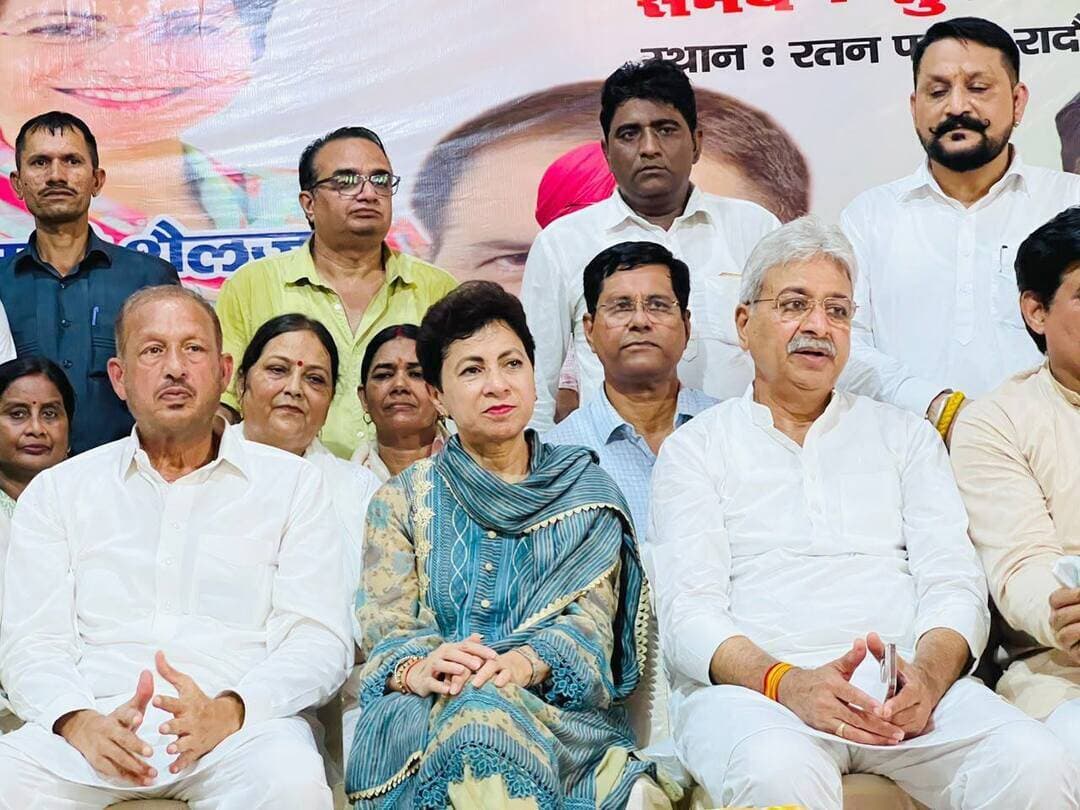 :-कांग्रेस अधिवेशन में कुमारी सैलजा का कार्यकर्ताओं को संदेश, एकजुट होकर जनता की लड़ाई लड़ें
:-खेड़ी लक्खा सिंह कांग्रेस अधिवेशन में सैलजा ने भरी हुंकार, महंगाई और कर्मचारी मुद्दों पर सरकार को घेरा
सिरसा से सांसद एवं अखिल भारतीय कांग्रेस कमेटी की महासचिव कुमारी सैलजा ने रादौर रोड स्थित रतन फार्म, ऊंचा चंदना में आयोजित खेड़ी लक्खा सिंह ब्लॉक कांग्रेस अधिवेशन को मुख्य अतिथि के रूप में संबोधित करते हुए भाजपा सरकार पर जनविरोधी नीतियों को लेकर जमकर निशाना साधा। उन्होंने कांग्रेस कार्यकर्ताओं से संगठन को बूथ स्तर तक मजबूत करने और आम जनता की आवाज बनकर संघर्ष करने का आह्वान किया।
कुमारी सैलजा ने कहा कि कांग्रेस के राष्ट्रीय अध्यक्ष मल्लिकार्जुन खरगे और लोकसभा में नेता प्रतिपक्ष राहुल गांधी का संदेश स्पष्ट है कि कार्यकर्ता जनता के बीच जाकर उनके मुद्दों को उठाएं और संगठन को मजबूत करें। उन्होंने कहा कि आज महंगाई, बेरोजगारी, कर्मचारियों की समस्याएं और भ्रष्टाचार आम आदमी के सामने बड़ी चुनौतियां बनकर खड़े हैं।
उन्होंने प्रदेश में चल रही सफाई कर्मचारियों की हड़ताल का मुद्दा प्रमुखता से उठाते हुए कहा कि अपनी मांगों को लेकर आंदोलन कर रहे कर्मचारियों पर निलंबन, बर्खास्तगी और अन्य दंडात्मक कार्रवाई करना समाधान नहीं है। हरियाणा में सफाई कर्मचारियों की हड़ताल लंबे समय से जारी है और नियमितीकरण समेत विभिन्न मांगों को लेकर सरकार और कर्मचारियों के बीच गतिरोध बना हुआ है। कुमारी सैलजा ने कहा कि सरकार को कर्मचारियों को धमकाने के बजाय उनके प्रतिनिधियों के साथ बैठकर बातचीत करनी चाहिए। “जो लोग शहरों को साफ रखने का काम करते हैं, उनकी आवाज को दबाने के बजाय उनकी समस्याएं सुनी जानी चाहिए।” उन्होंने सरकार से दंडात्मक कार्रवाई रोककर वार्ता के माध्यम से समाधान निकालने की मांग की।
उन्होंने कहा कि भाजपा सरकार में महंगाई ने आम परिवार का घरेलू बजट बिगाड़ दिया है। रोजमर्रा की जरूरतों की वस्तुओं के बढ़ते दामों से मध्यम वर्ग और गरीब परिवार परेशान हैं। रोजगार के अवसरों की कमी और बढ़ती आर्थिक मुश्किलों ने युवाओं और परिवारों की चिंता बढ़ाई है। कुमारी सैलजा ने सरकारी व्यवस्था में कथित भ्रष्टाचार और फिजूलखर्ची पर भी सवाल उठाए। उन्होंने कहा कि जनता के टैक्स का पैसा जनकल्याण पर खर्च होना चाहिए, न कि अनावश्यक खर्चों में। प्रशासनिक तंत्र में पारदर्शिता और जवाबदेही सुनिश्चित करना सरकार की जिम्मेदारी है।
उन्होंने कांग्रेस कार्यकर्ताओं से कहा कि वे गांव-गांव और घर-घर जाकर लोगों की समस्याएं सुनें तथा उन्हें संगठन के माध्यम से मजबूती से उठाएं। उन्होंने कहा कि कांग्रेस ही किसानों, मजदूरों, कर्मचारियों, युवाओं और आम लोगों के अधिकारों की लड़ाई मजबूती से लड़ सकती है। अधिवेशन में बड़ी संख्या में कांग्रेस कार्यकर्ता मौजूद रहे और संगठन को मजबूत करने तथा जनहित के मुद्दों पर संघर्ष जारी रखने का संकल्प लिया। इस अवसर पर हरियाणा प्रदेश कांग्रेस कमेटी के अध्यक्ष राव नरेंद्र सिंह, विधायक चंद्रमोहन, नरपाल सिंह गुर्जर जिलाध्यक्ष, शहरी अध्यक्ष देवेंद्र सिंह, जिला अध्यक्ष अंबाला कैंट परविंदर सिंह परी, ब्लॉक अध्यक्ष (खेड़ी लक्खा सिंह) परमजीत धीमान, पूर्व सांसद कैलाशो सैनी, पूर्व विधायक प्रदीप चौधरी, श्याम सुंदर बत्रा, निर्मल चौहान, सुधा भारद्वाज, सुरेश ढांडा, एवं भारी संख्या में कांग्रेसी नेता व कार्यकर्ता उपस्थित रहे।